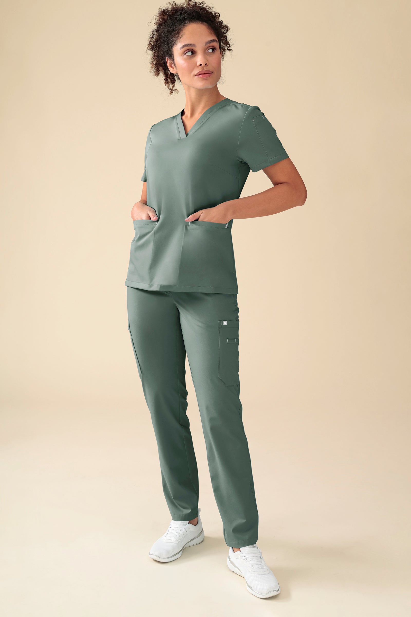 KAERE Hose Damen - gerader Saum mit Beintaschen dunkelgrün, Vorderansicht Das Model ist 176 cm groß und trägt Grösse S