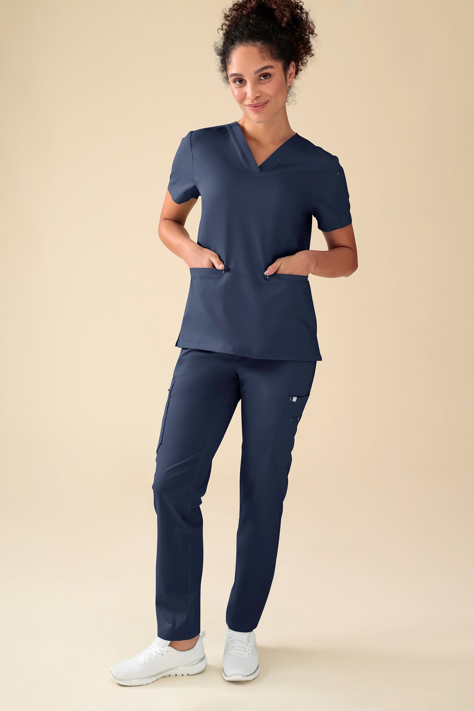 KAERE Hose Damen - gerader Saum mit Beintaschen navy, Vorderansicht Das Model ist 176 cm groß und trägt Grösse S