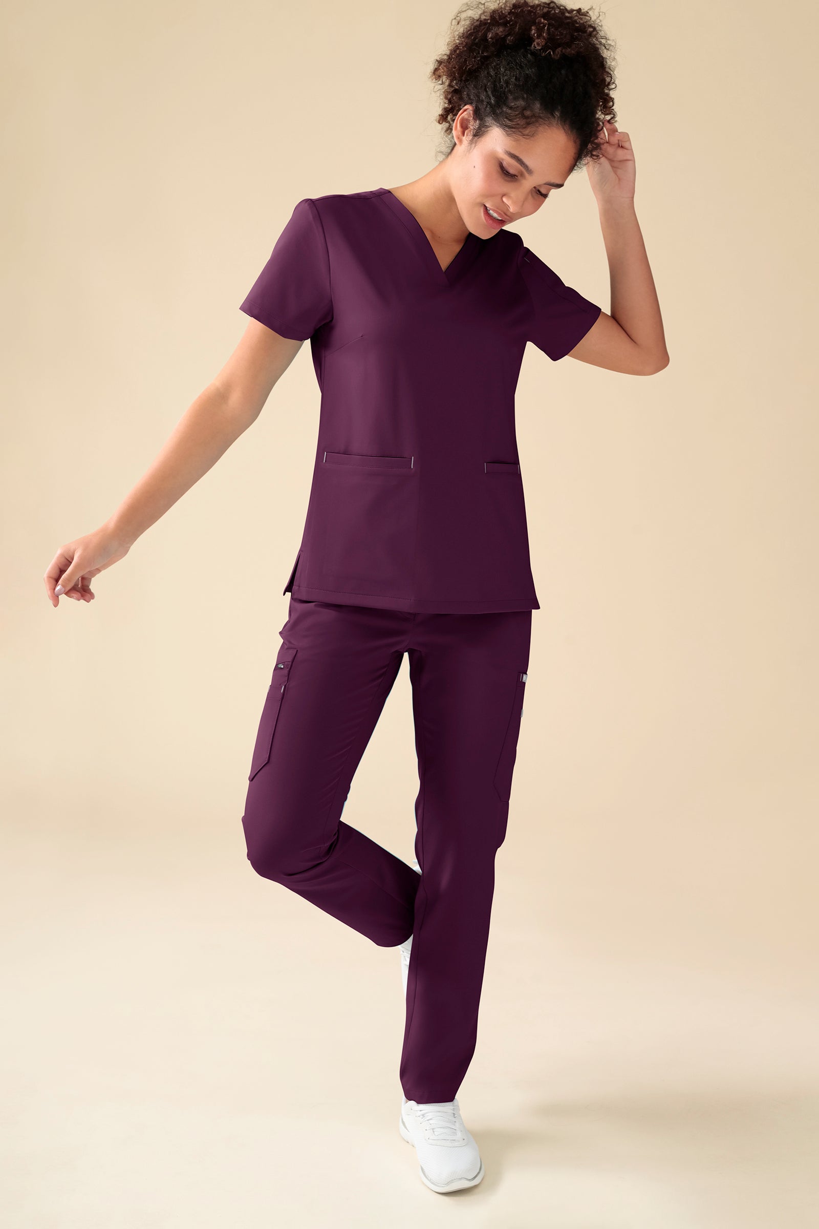 KAERE Hose Damen - gerader Saum mit Beintaschen pflaume, Vorderansicht Das Model ist 176 cm groß und trägt Grösse S