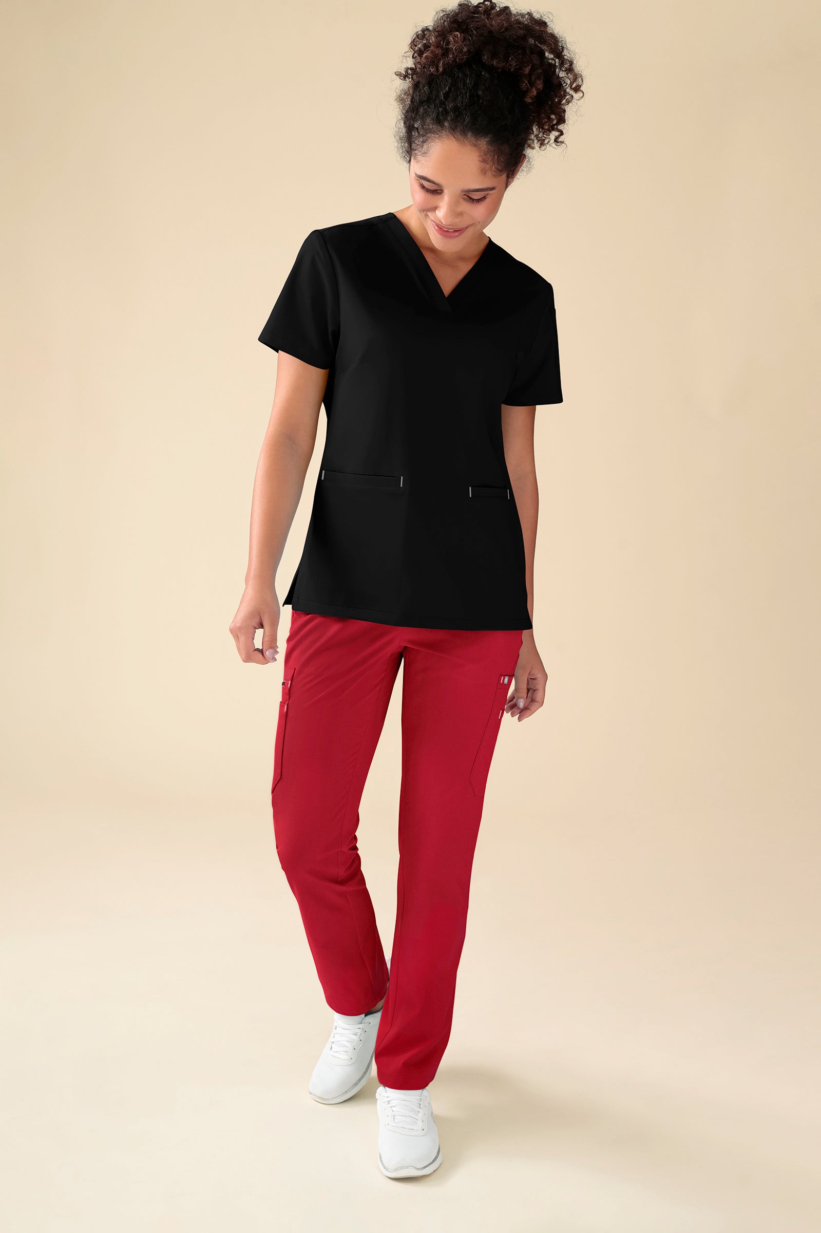 KAERE Hose Damen - gerader Saum mit Beintaschen rot, Vue de face Le mannequin mesure 176 cm et porte la taille S