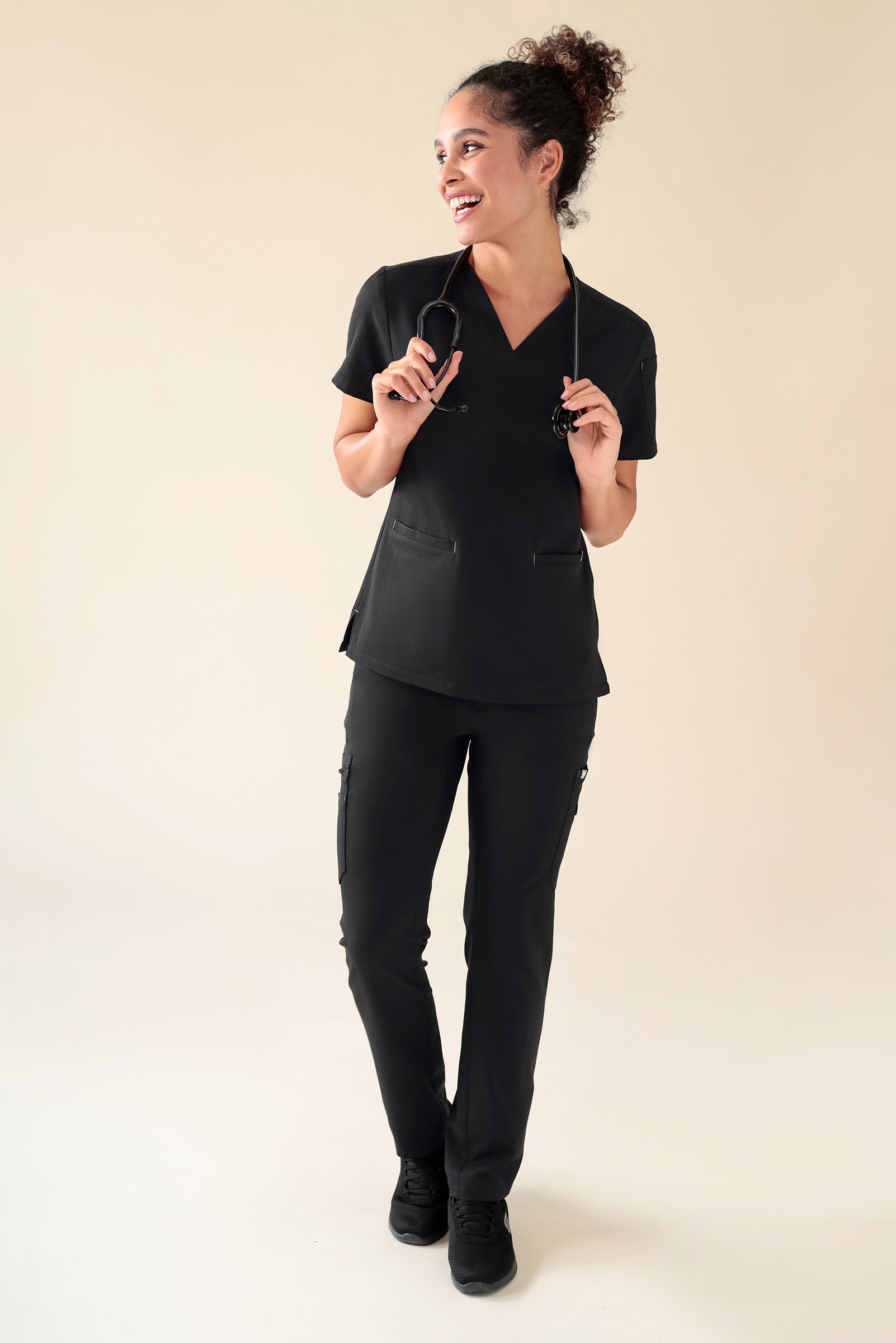 KAERE Hose Damen - gerader Saum mit Beintaschen schwarz, Vorderansicht Das Model ist 176 cm groß und trägt Grösse S