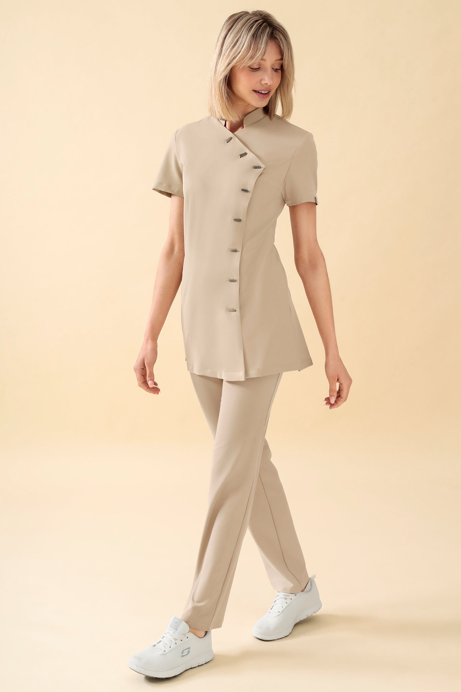 KAERE Kasack Damen - asymmetrische Knopfleiste sand, Vue de face Le mannequin mesure 176 cm et porte la taille S