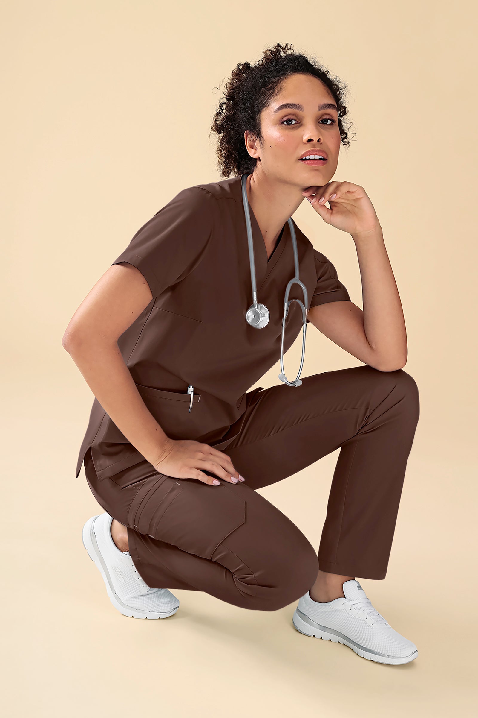 KAERE Schlupfkasack Damen - V-Ausschnitt coffee, Vue de face Le mannequin mesure 176 cm et porte la taille S