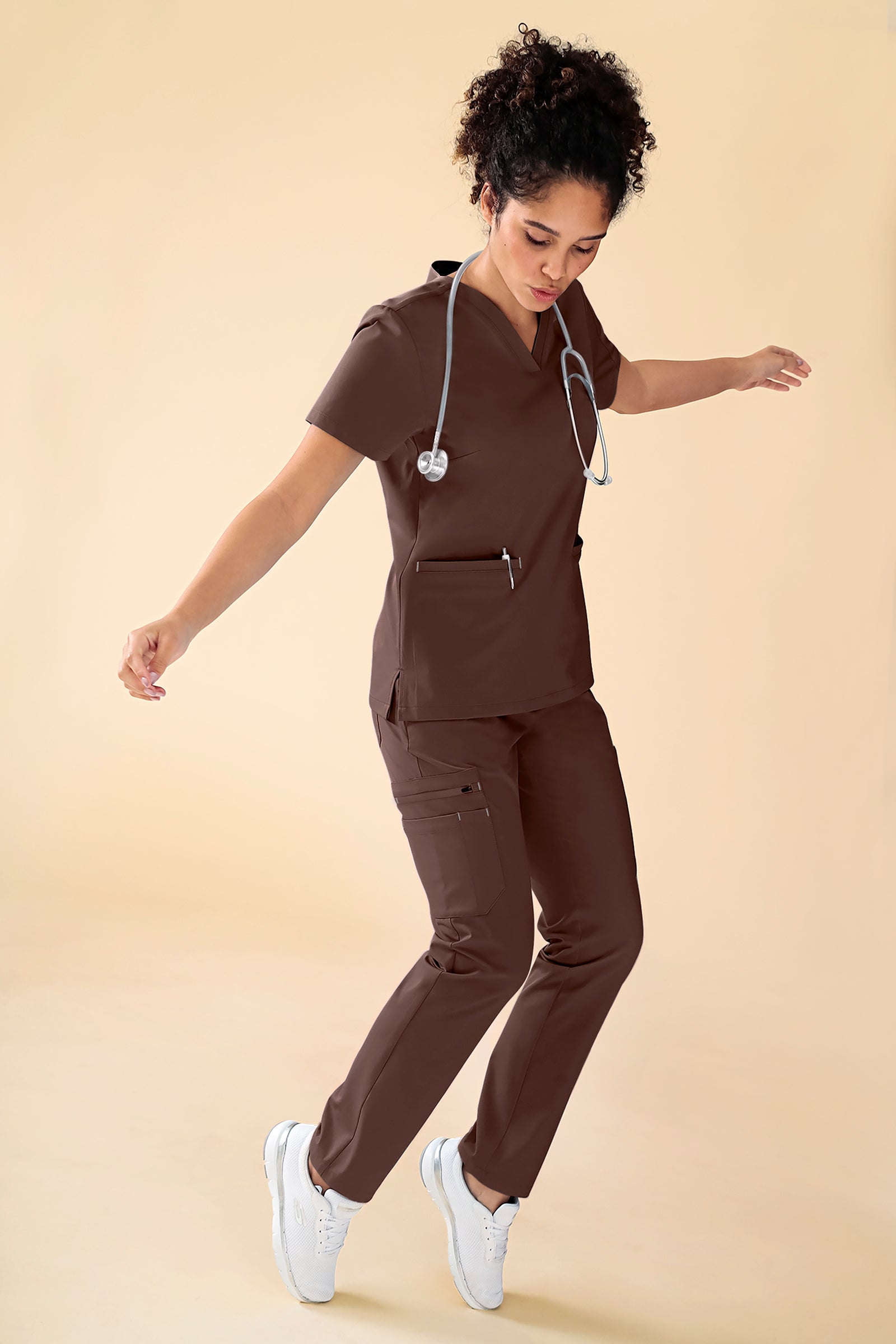 KAERE Schlupfkasack Damen - V-Ausschnitt coffee, Vue de face Le mannequin mesure 176 cm et porte la taille S