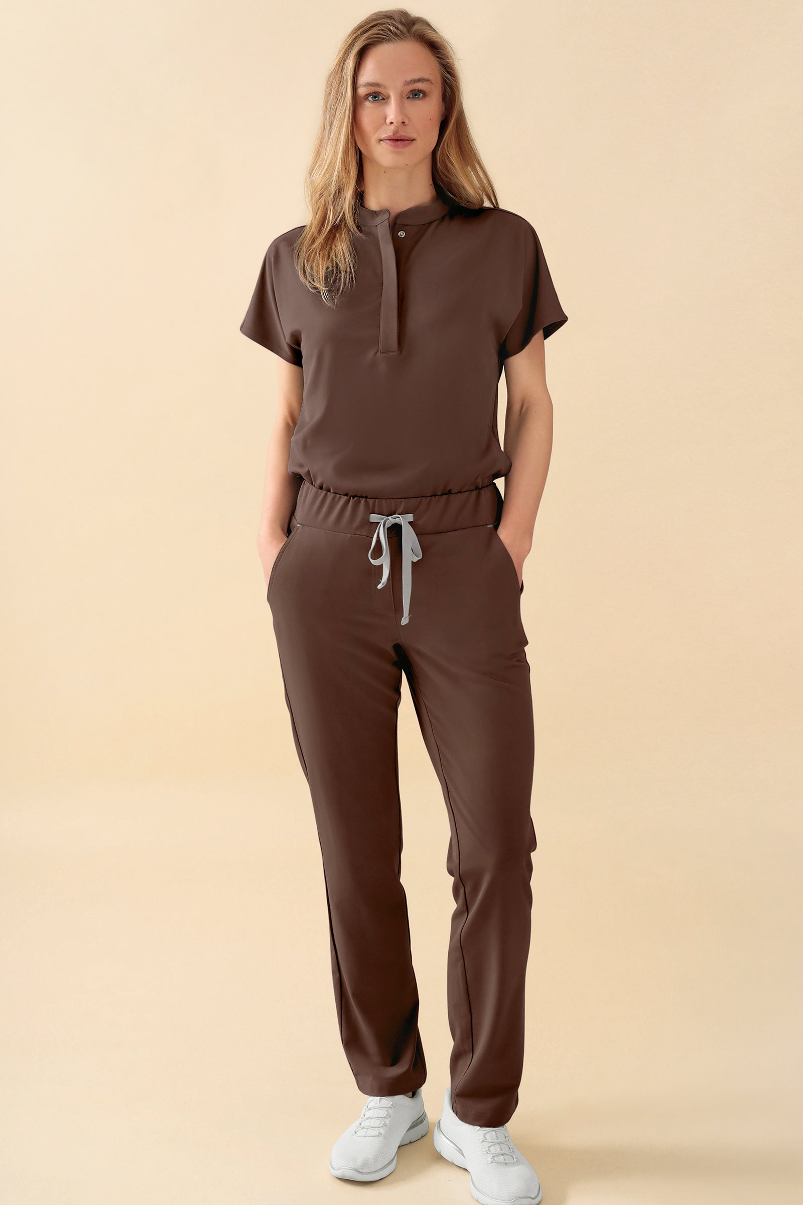 KAERE Hose Damen - gerader Saum ohne Beintaschen coffee, Vorderansicht Das Model ist 177 cm groß und trägt Grösse S