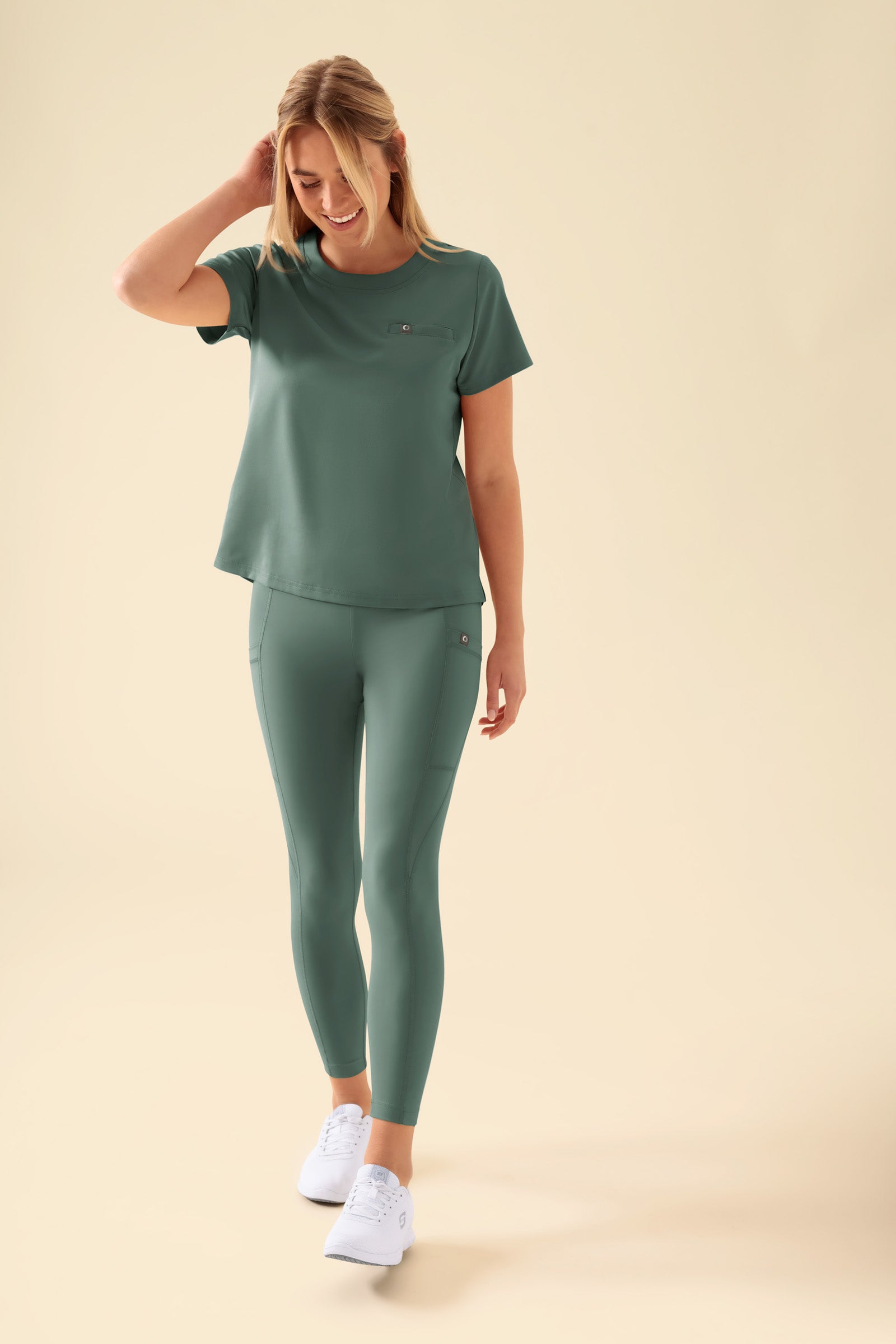 KAERE Leggings Damen - super elastisch dunkelgrün, Vorderansicht Das Model ist 177 cm groß und trägt Grösse S