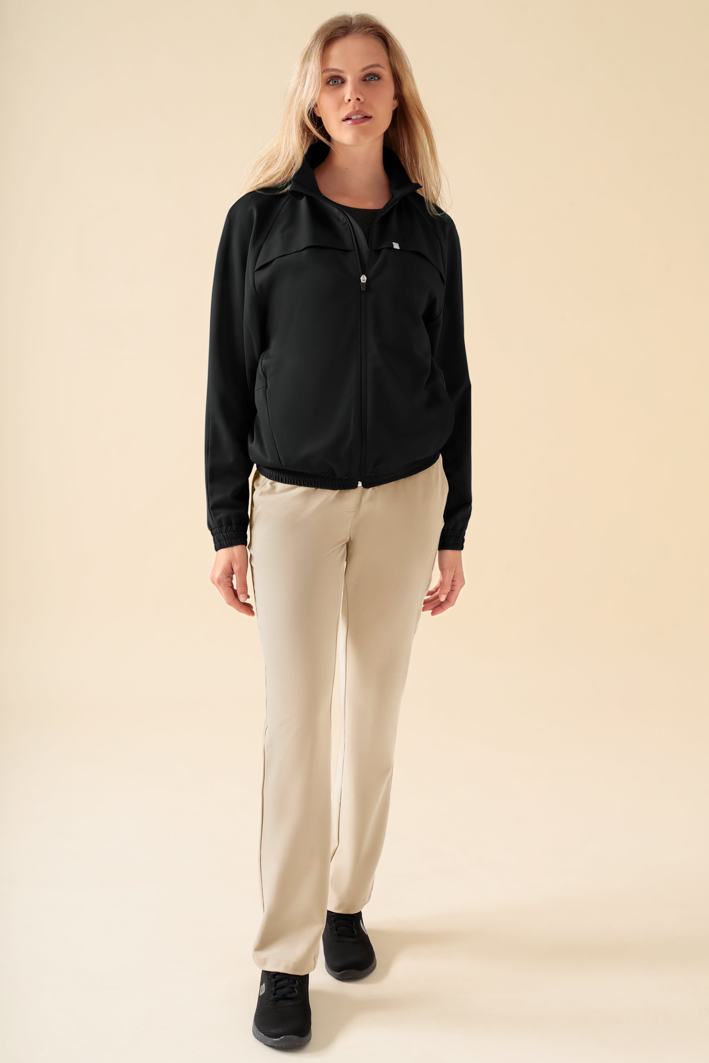 KAERE Hose Damen - gerader Saum ohne Beintaschen sand, Vue de face Le mannequin mesure 178 cm et porte la taille S
