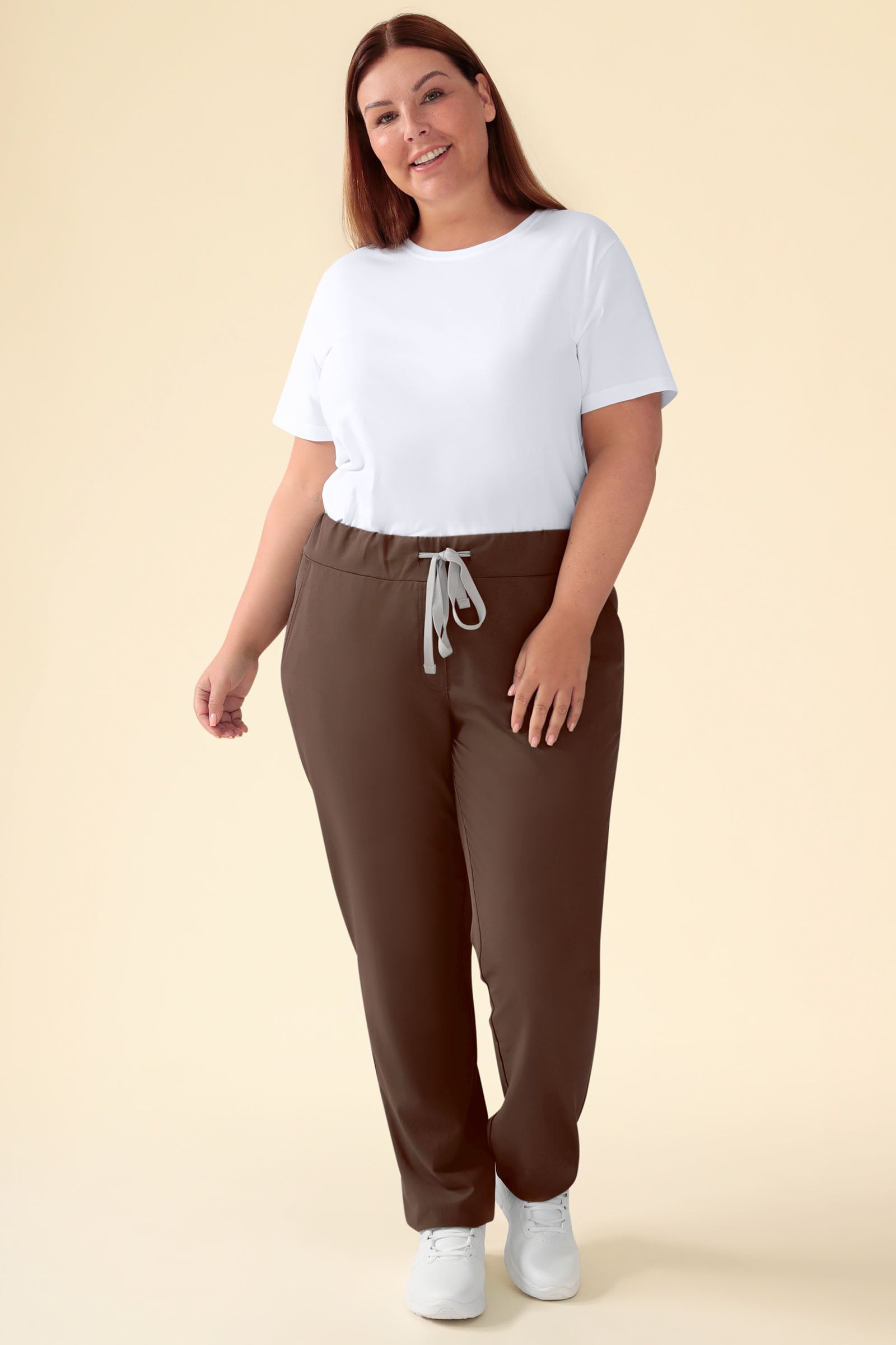 KAERE Hose Damen - gerader Saum ohne Beintaschen coffee, Vorderansicht Das Model ist 173 cm groß und trägt Grösse XL
