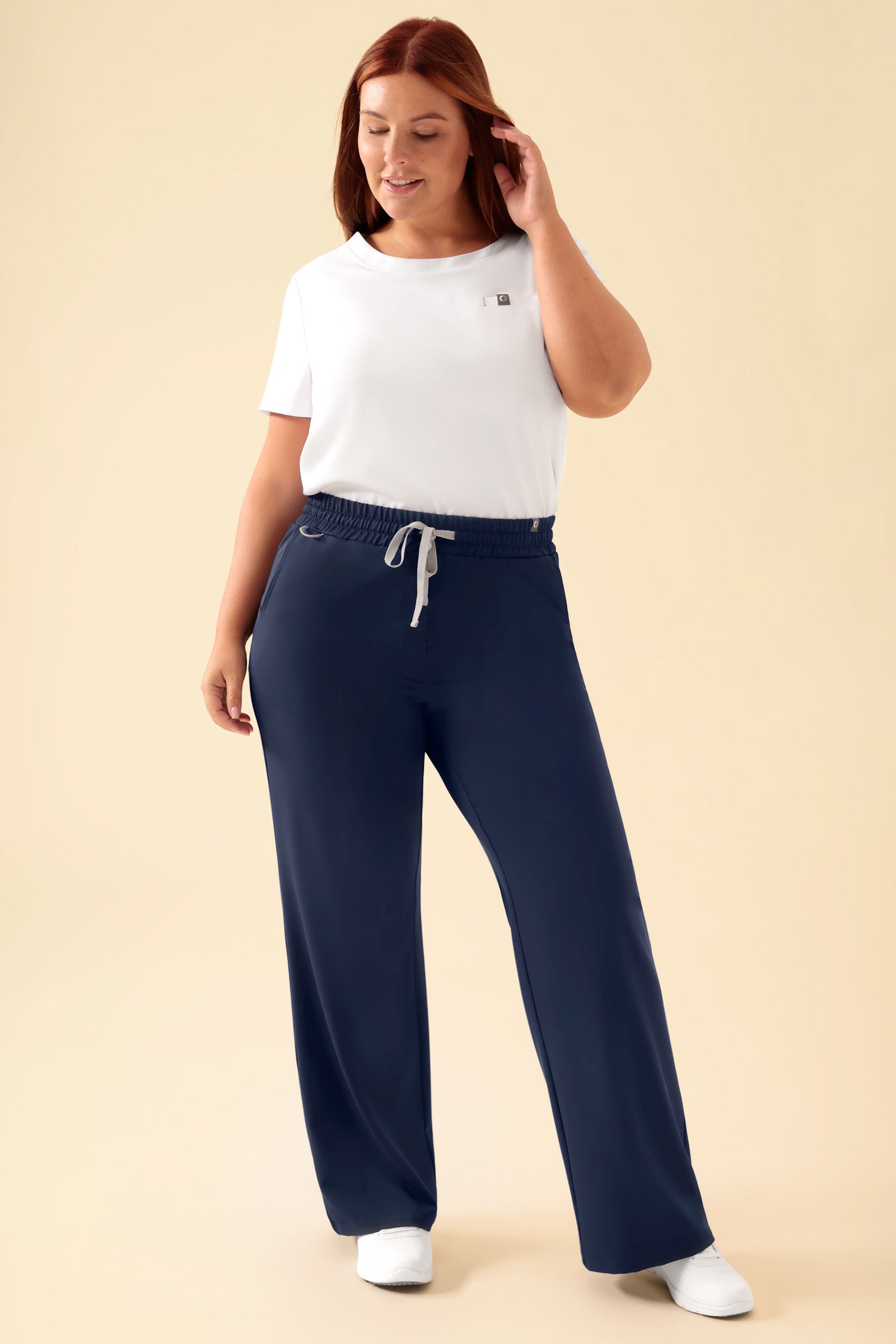 KAERE Hose Damen - weites Bein navy, Vorderansicht Das Model ist 173 cm groß und trägt Grösse XL