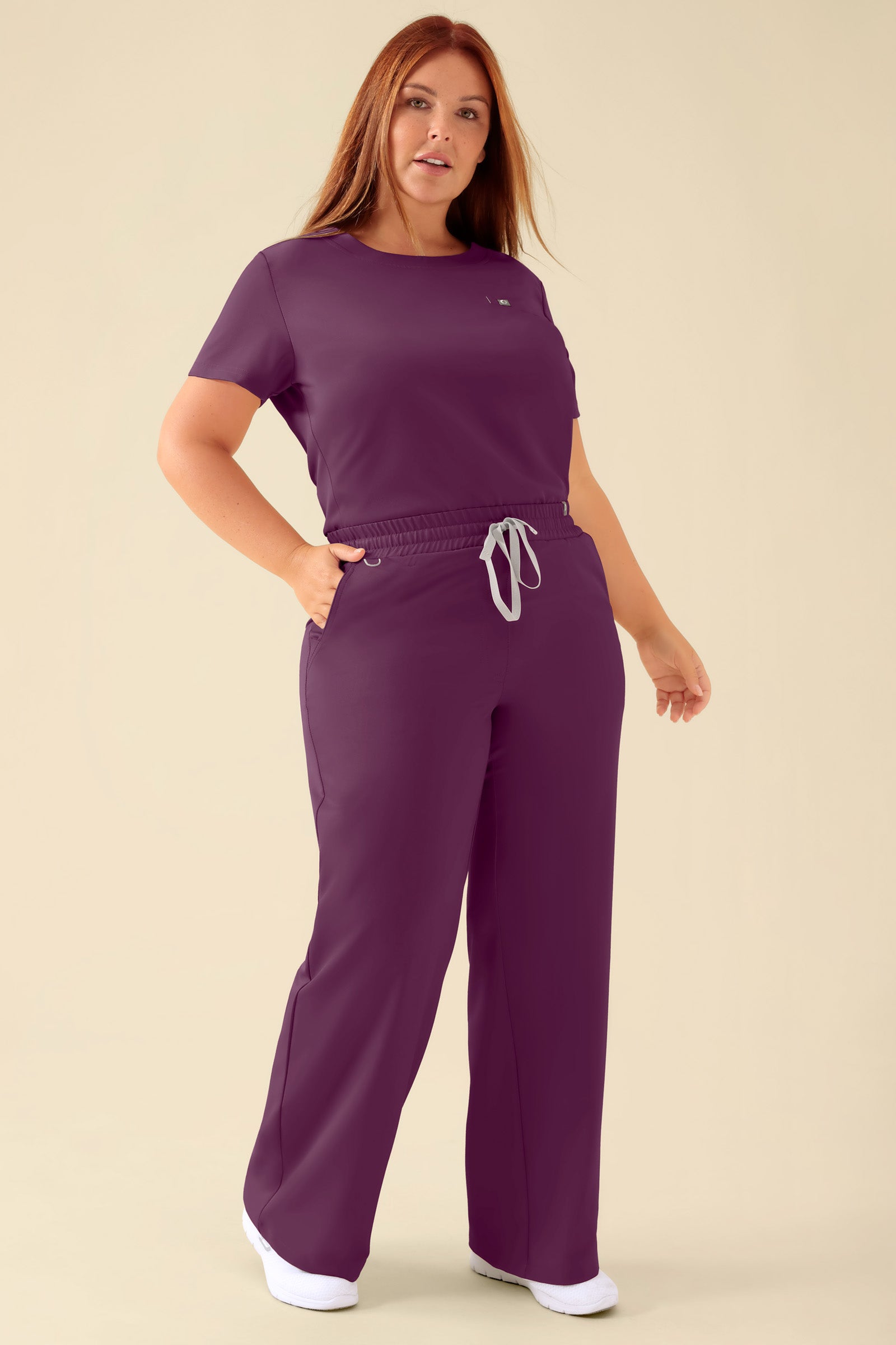 KAERE Hose Damen - weites Bein pflaume, Vorderansicht Das Model ist 173 cm groß und trägt Grösse XL