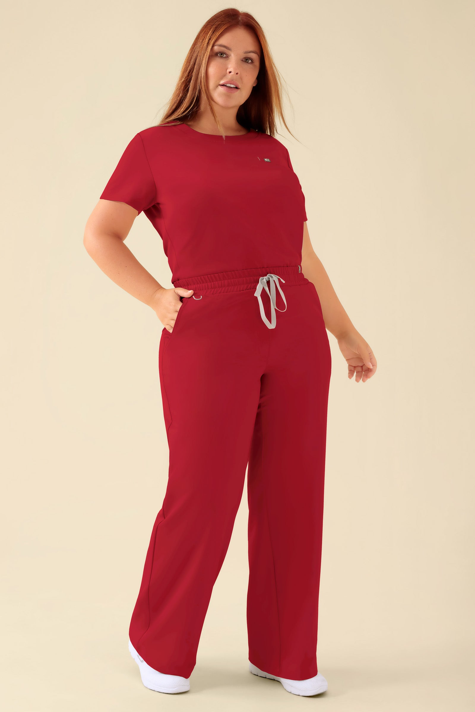 KAERE Hose Damen - weites Bein rot, Vorderansicht Das Model ist 173 cm groß und trägt Grösse XL