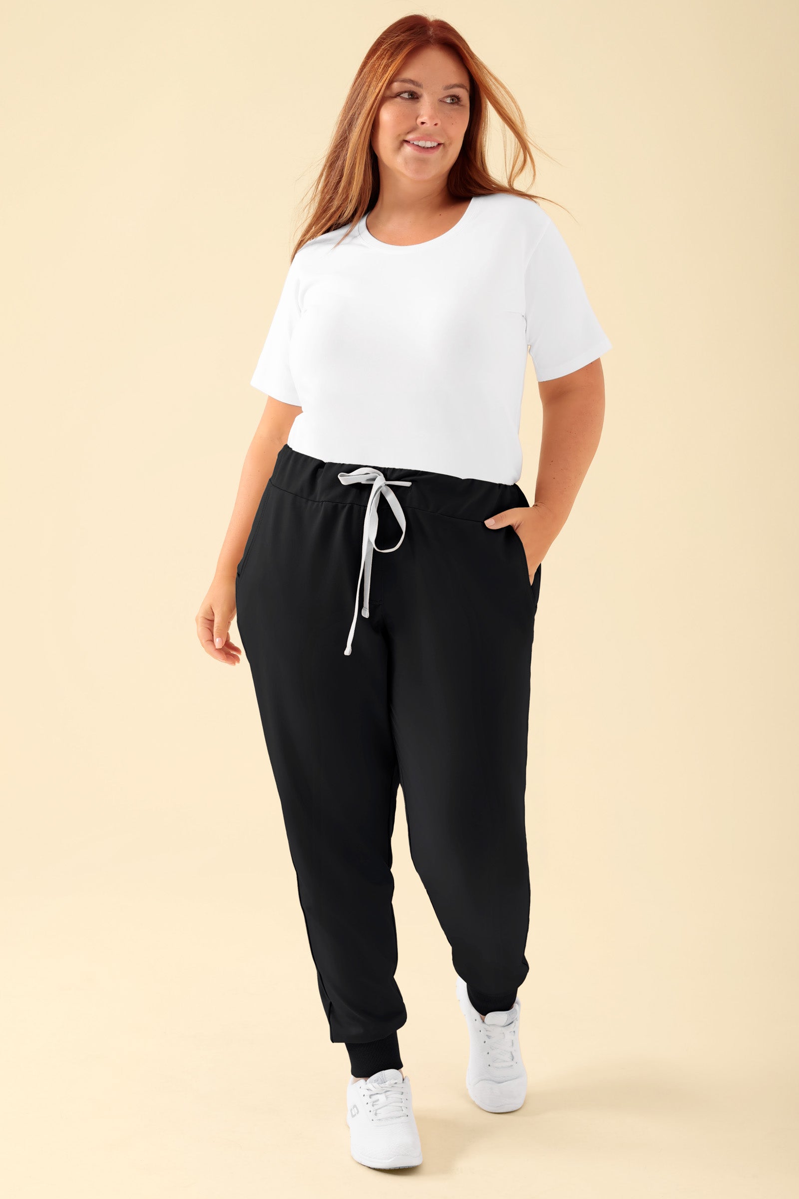 KAERE Hose Damen - Saumbündchen ohne Beintaschen schwarz, Vorderansicht Das Model ist 173 cm groß und trägt Grösse XL