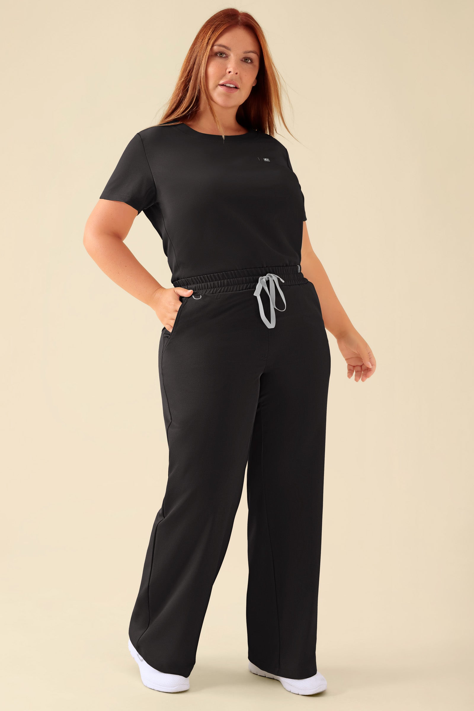 KAERE Hose Damen - weites Bein schwarz, Vue de face Le mannequin mesure 173 cm et porte la taille XL