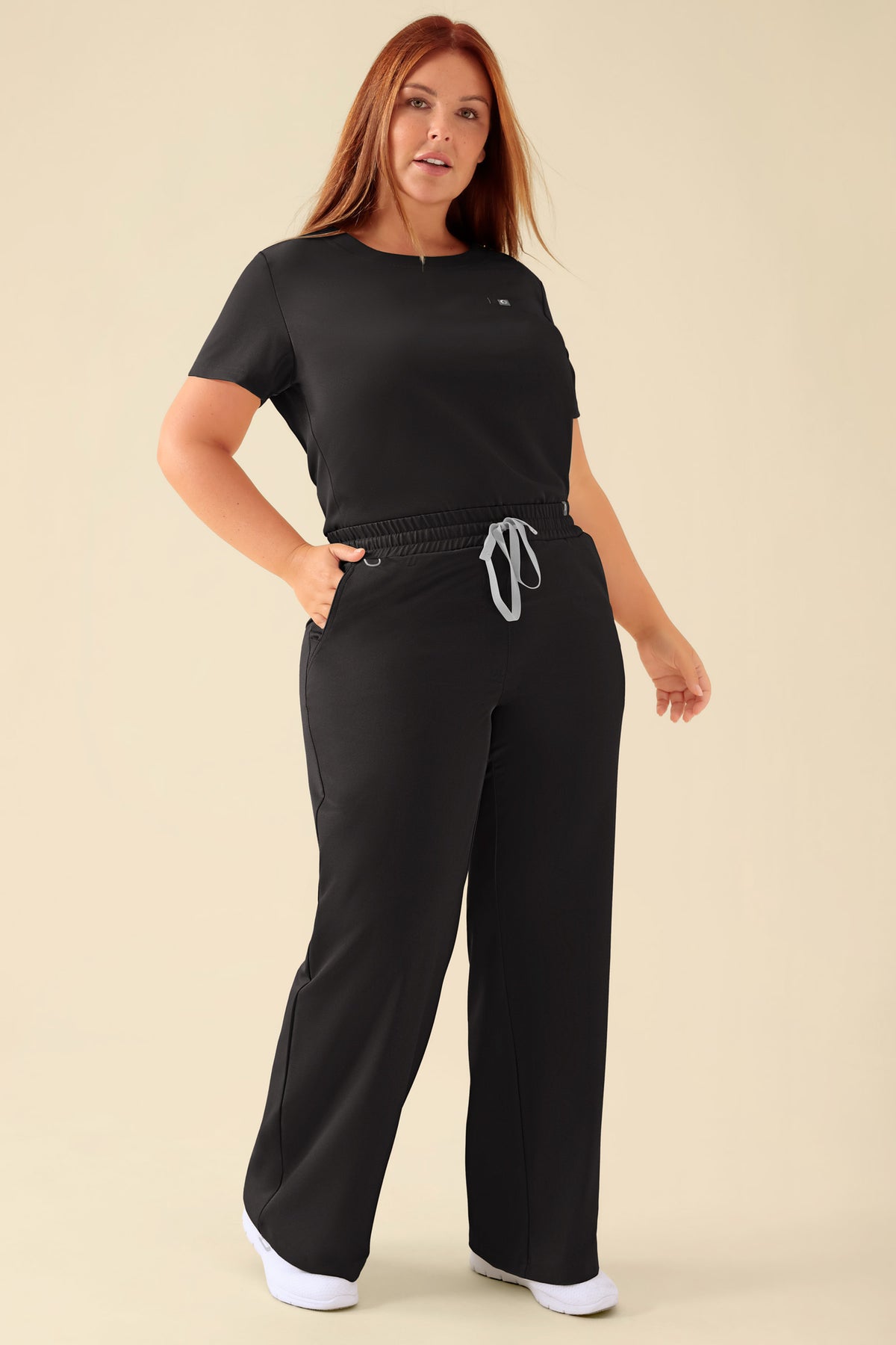 KAERE Hose Damen - weites Bein schwarz, Vorderansicht Das Model ist 173 cm groß und trägt Grösse XL