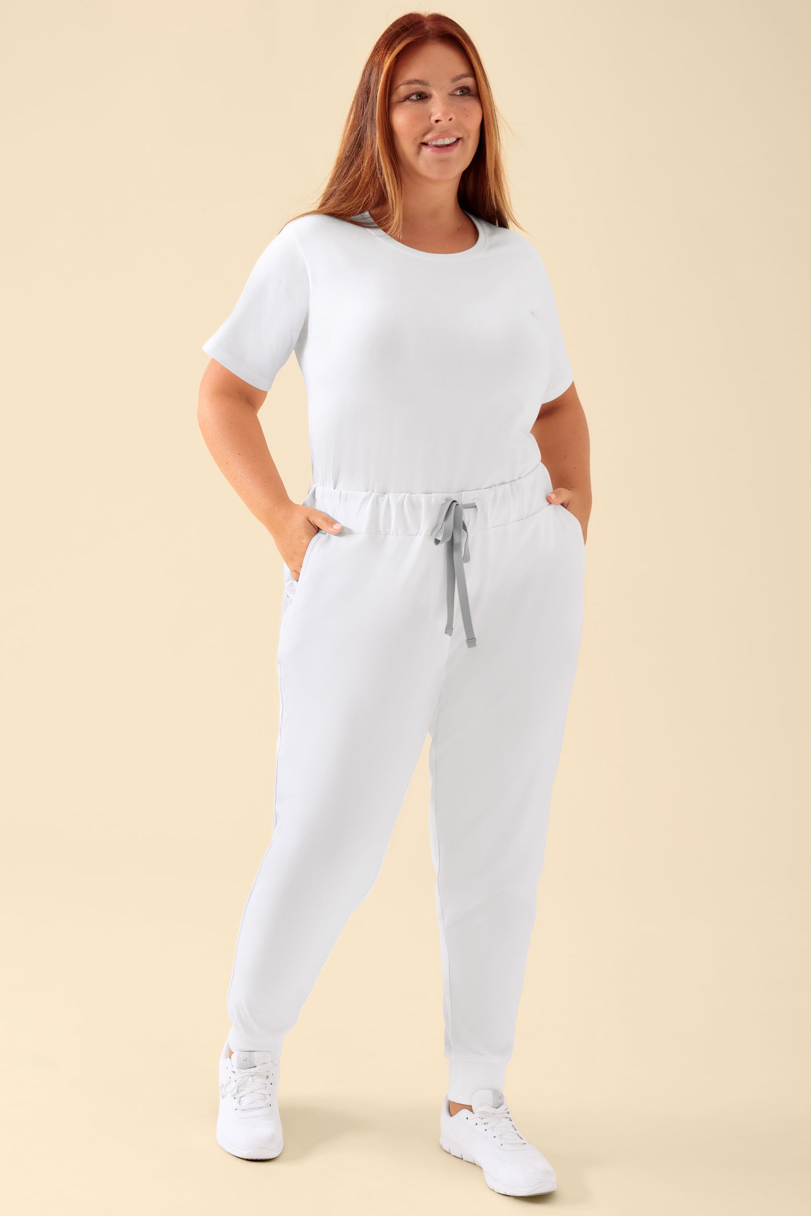 KAERE Hose Damen - Saumbündchen ohne Beintaschen weiss, Vorderansicht Das Model ist 173 cm groß und trägt Grösse XL