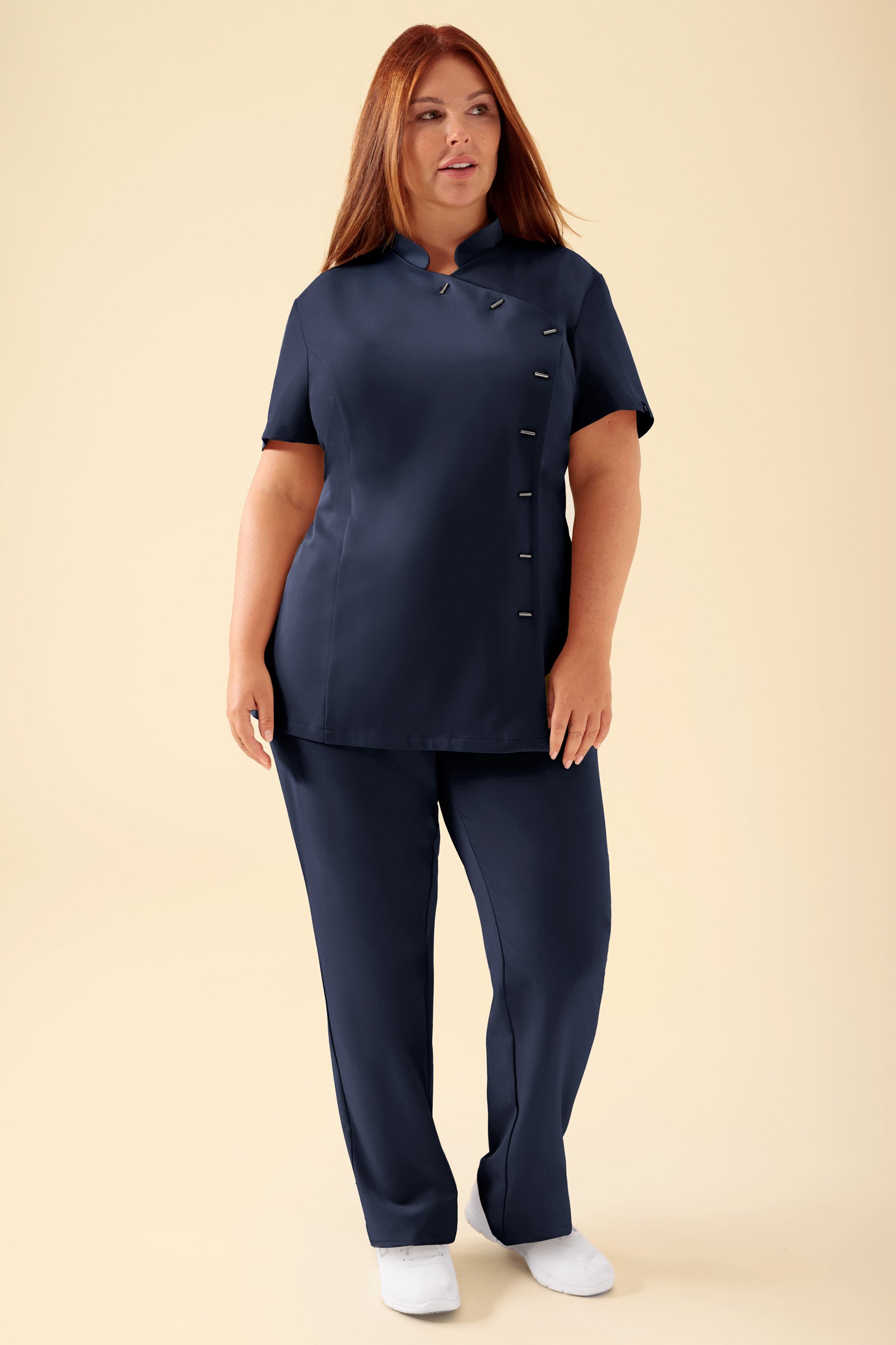 KAERE Kasack Damen - asymmetrische Knopfleiste navy, Vorderansicht Das Model ist 173 cm groß und trägt Grösse XL