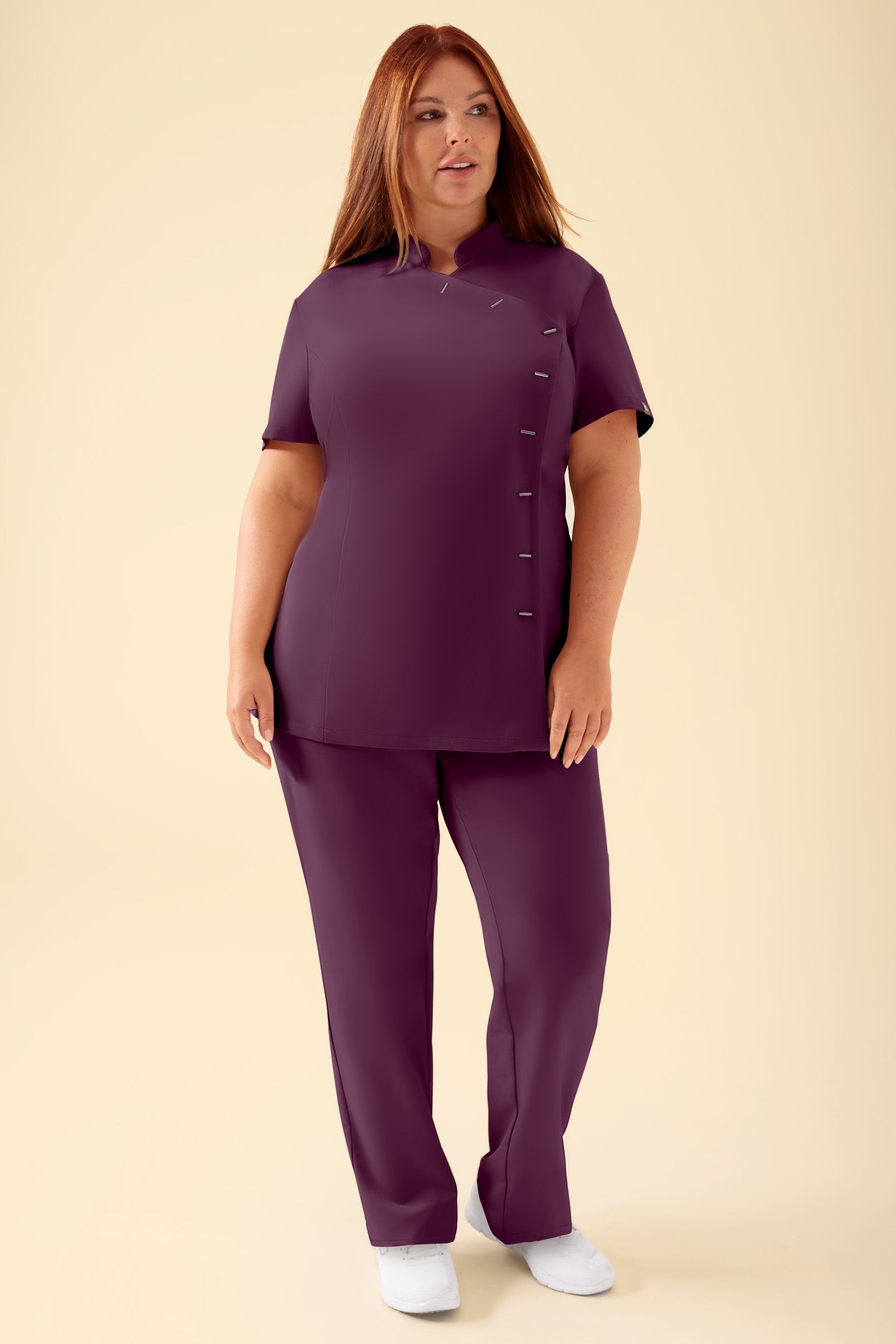 KAERE Kasack Damen - asymmetrische Knopfleiste pflaume, Vorderansicht Das Model ist 173 cm groß und trägt Grösse XL
