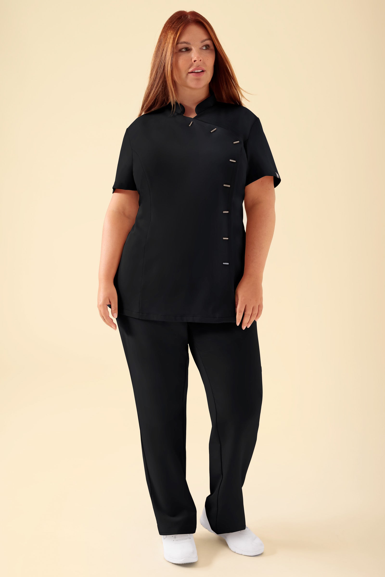 KAERE Kasack Damen - asymmetrische Knopfleiste schwarz, Vorderansicht Das Model ist 173 cm groß und trägt Grösse XL