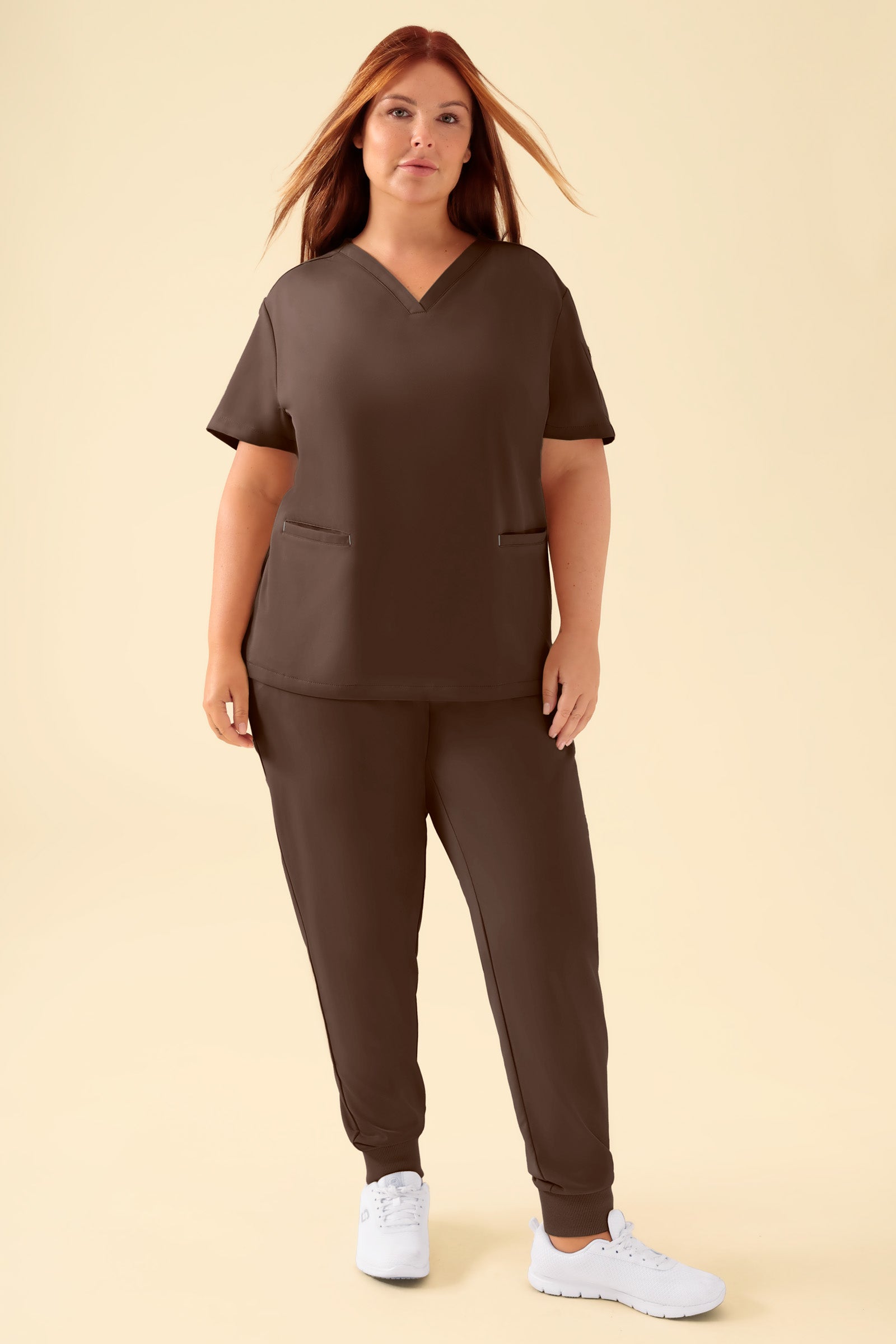 KAERE Schlupfkasack Damen - V-Ausschnitt coffee, Vorderansicht Das Model ist 173 cm groß und trägt Grösse XL