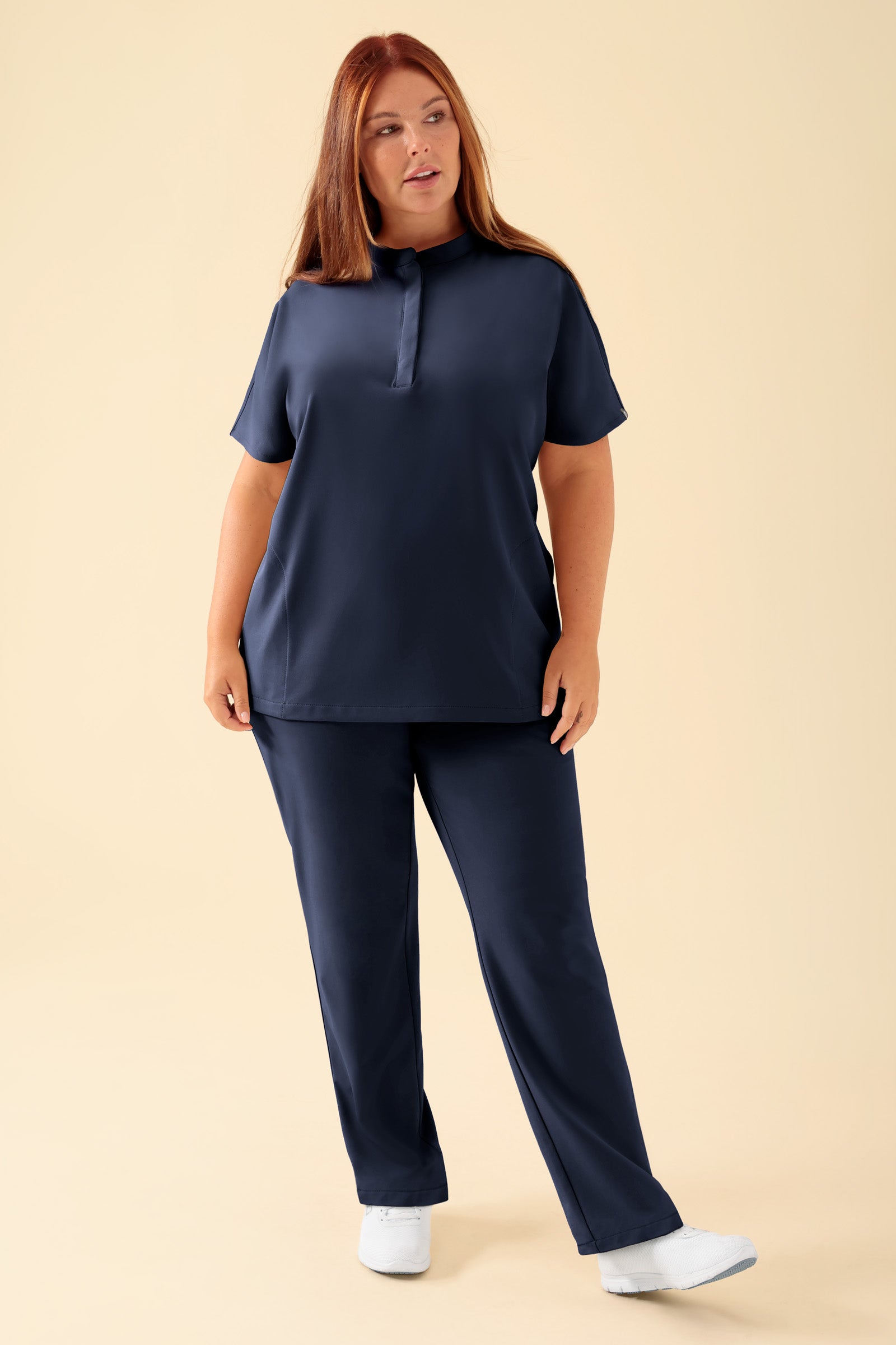 KAERE Schlupfkasack Damen - Stehkragen navy, Vorderansicht Das Model ist 173 cm groß und trägt Grösse XL