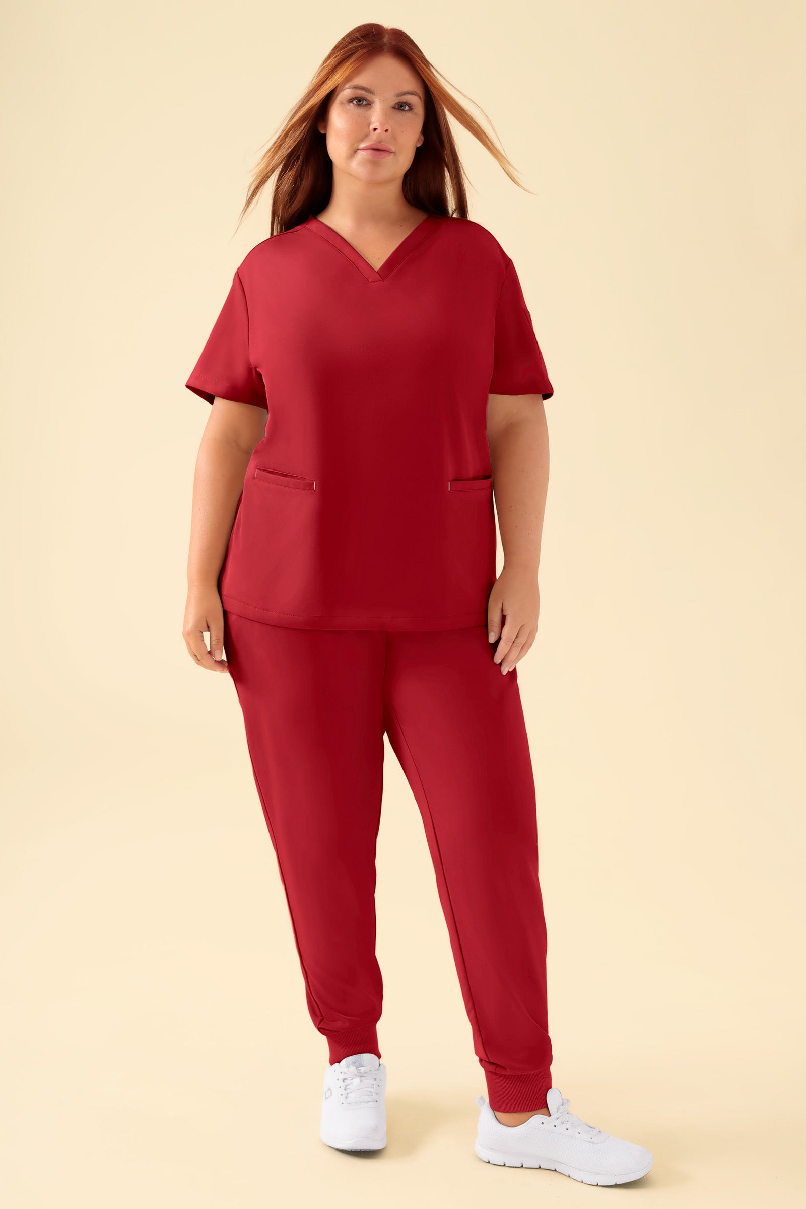 KAERE Schlupfkasack Damen - V-Ausschnitt rot, Vorderansicht Das Model ist 173 cm groß und trägt Grösse XL