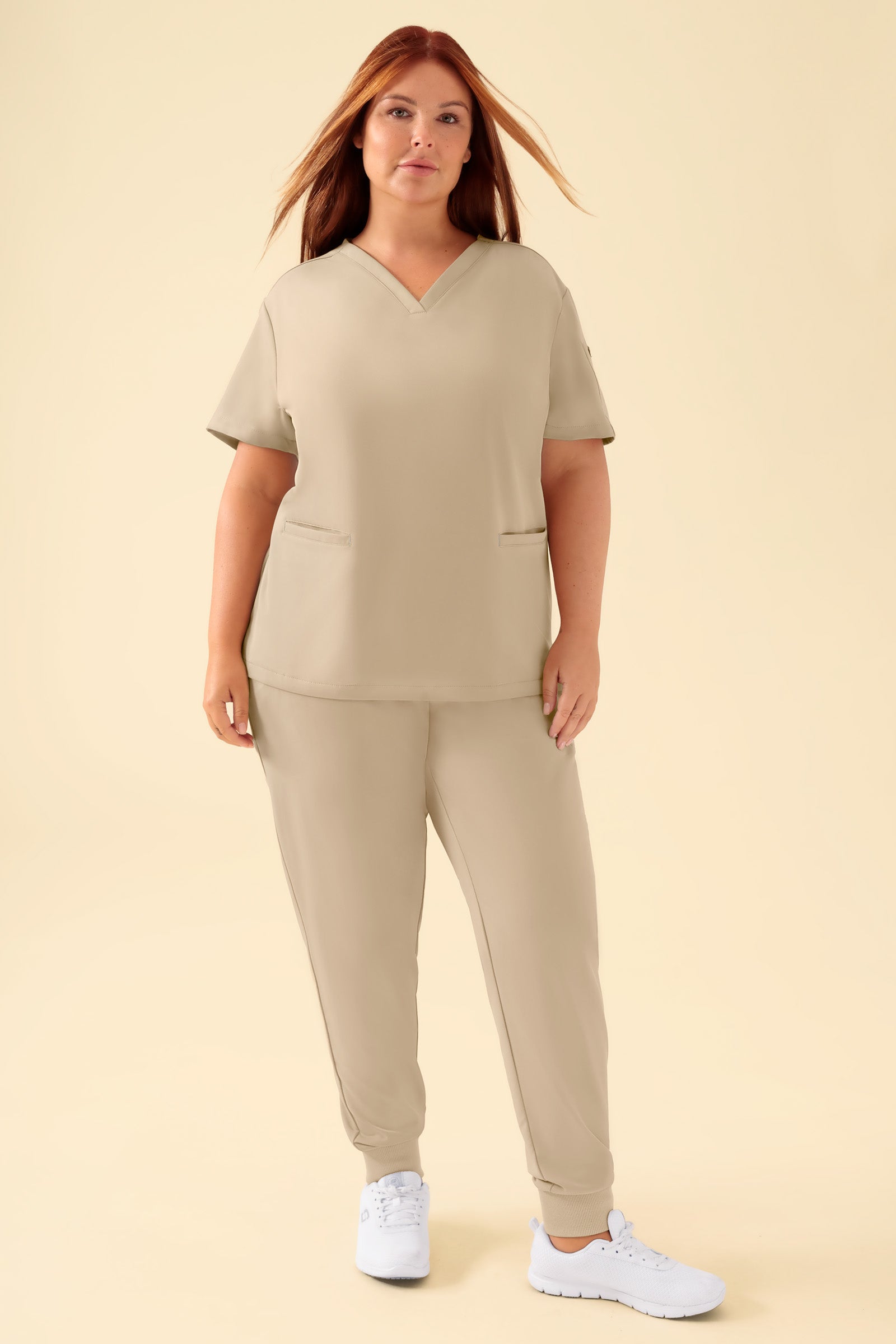 KAERE Schlupfkasack Damen - V-Ausschnitt sand, Vue de face Le mannequin mesure 173 cm et porte la taille XL