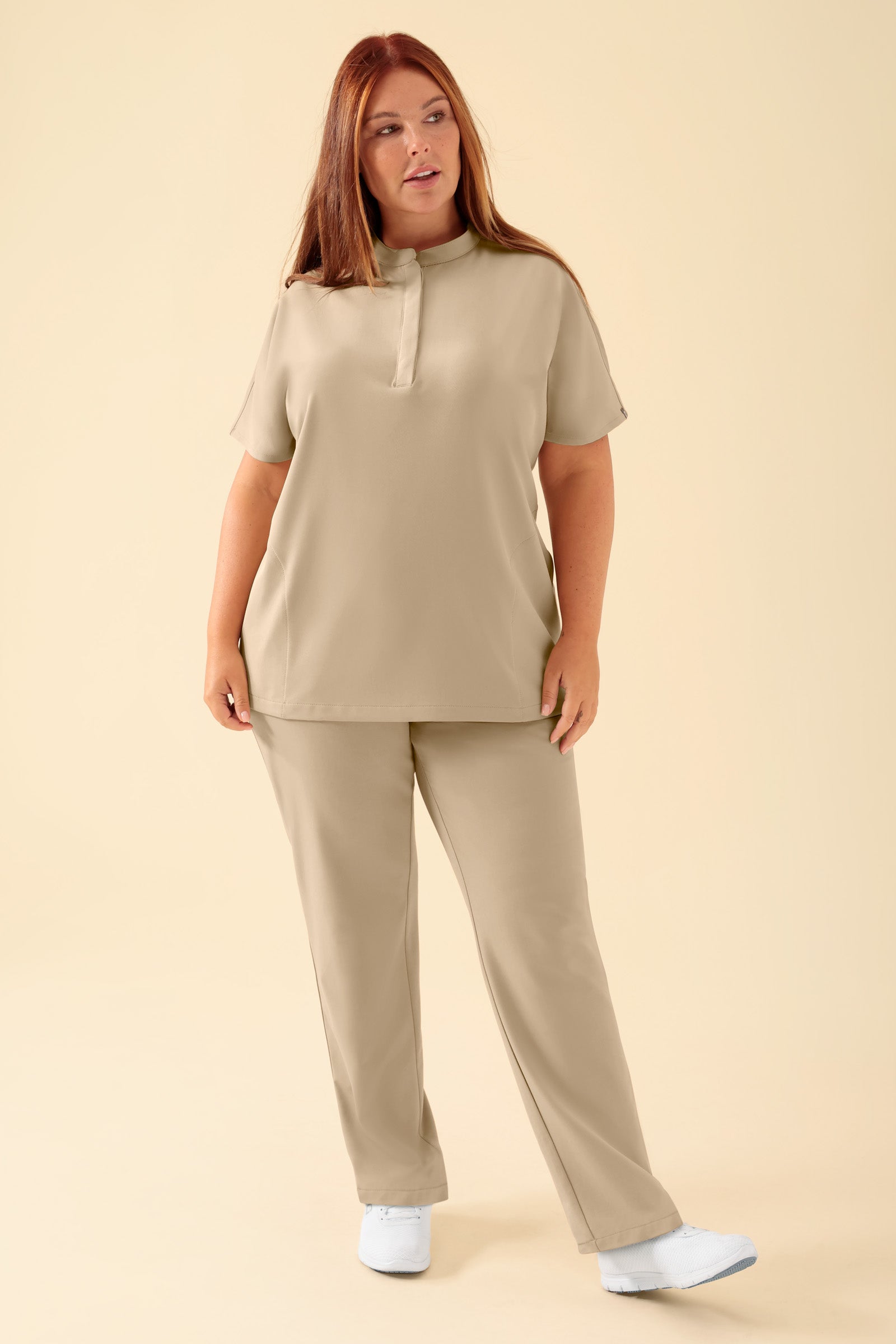 KAERE Schlupfkasack Damen - Stehkragen sand, Vue de face Le mannequin mesure 173 cm et porte la taille XL