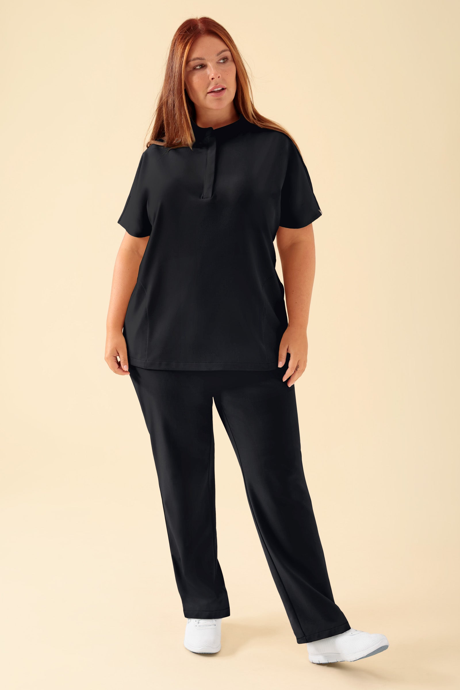 KAERE Schlupfkasack Damen - Stehkragen schwarz, Vue de face Le mannequin mesure 173 cm et porte la taille XL