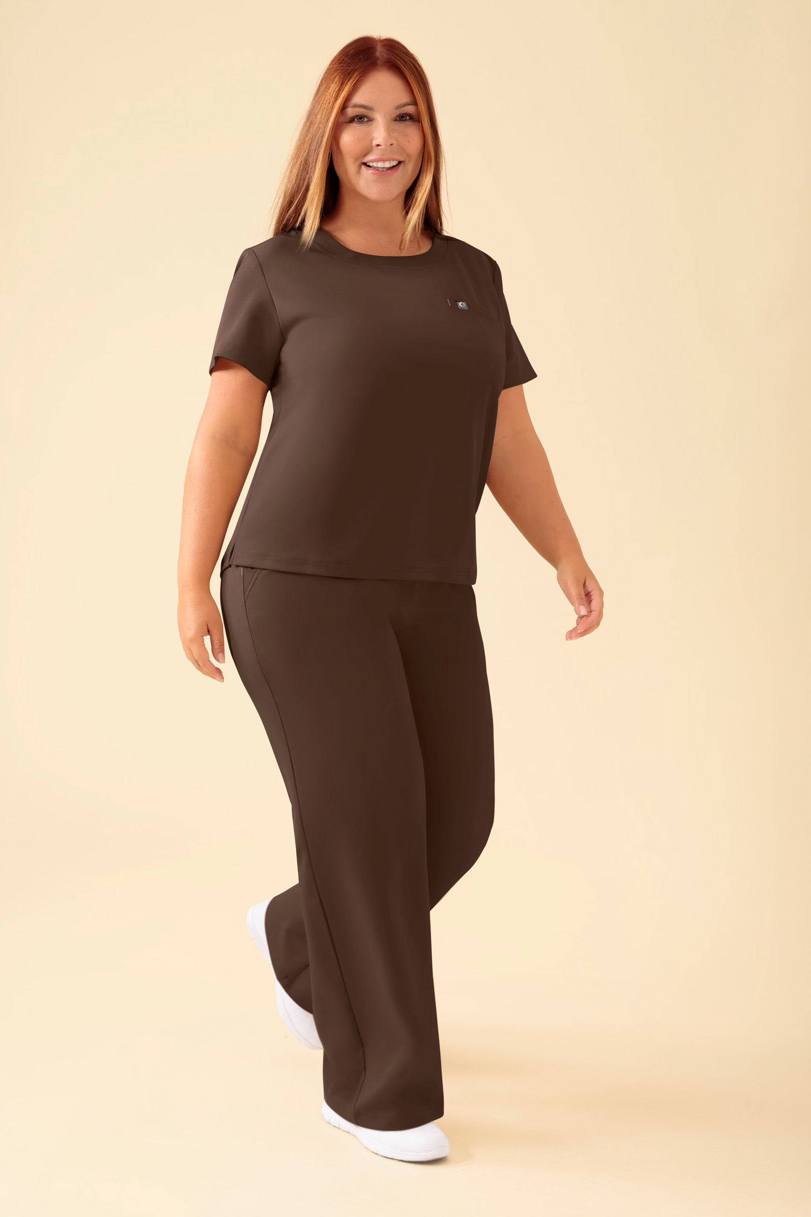 KAERE Shirt Damen - Rundhalsausschnitt coffee, Vorderansicht Das Model ist 173 cm groß und trägt Grösse XL