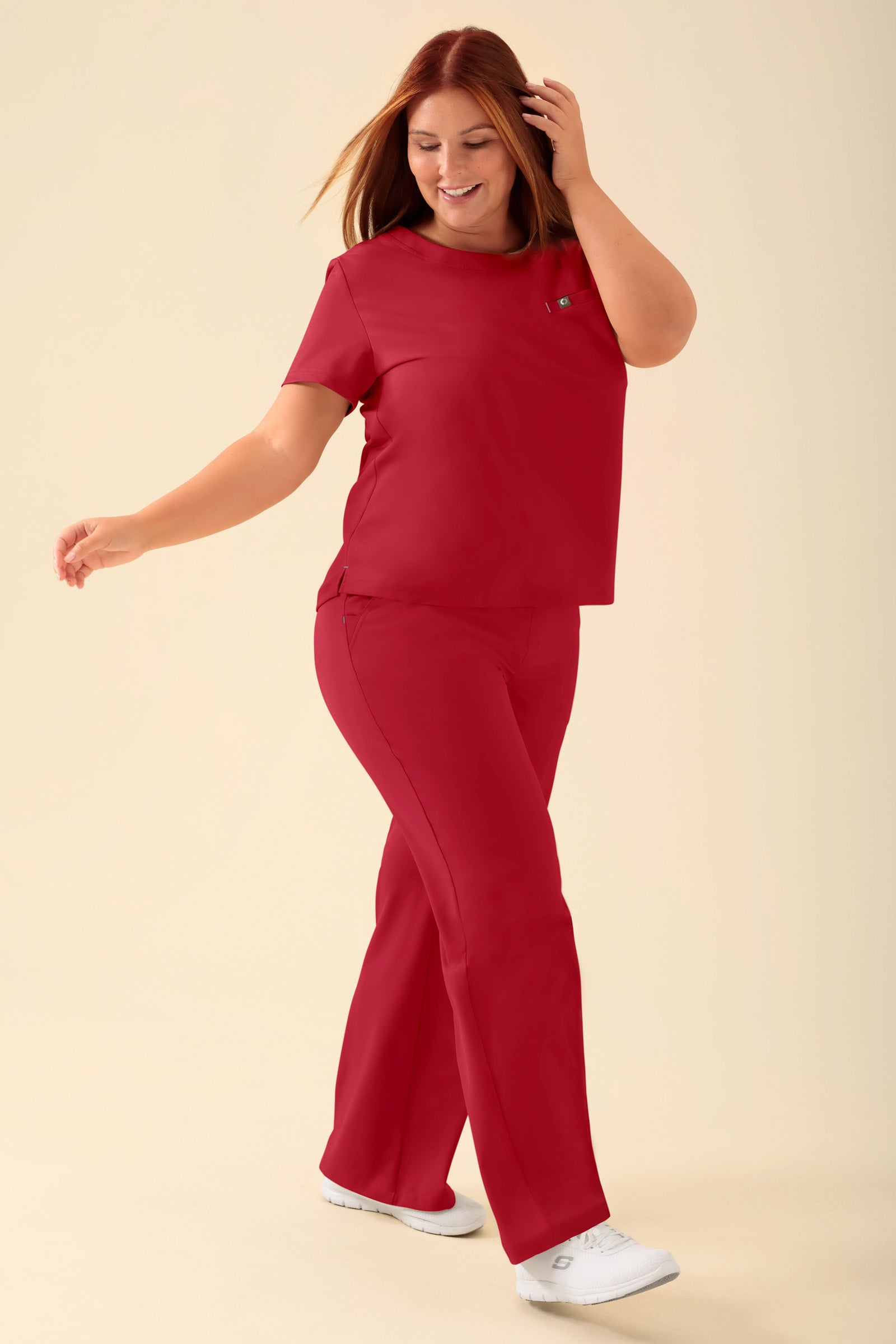 KAERE Shirt Damen - Rundhalsausschnitt rot, Vorderansicht Das Model ist 173 cm groß und trägt Grösse XL