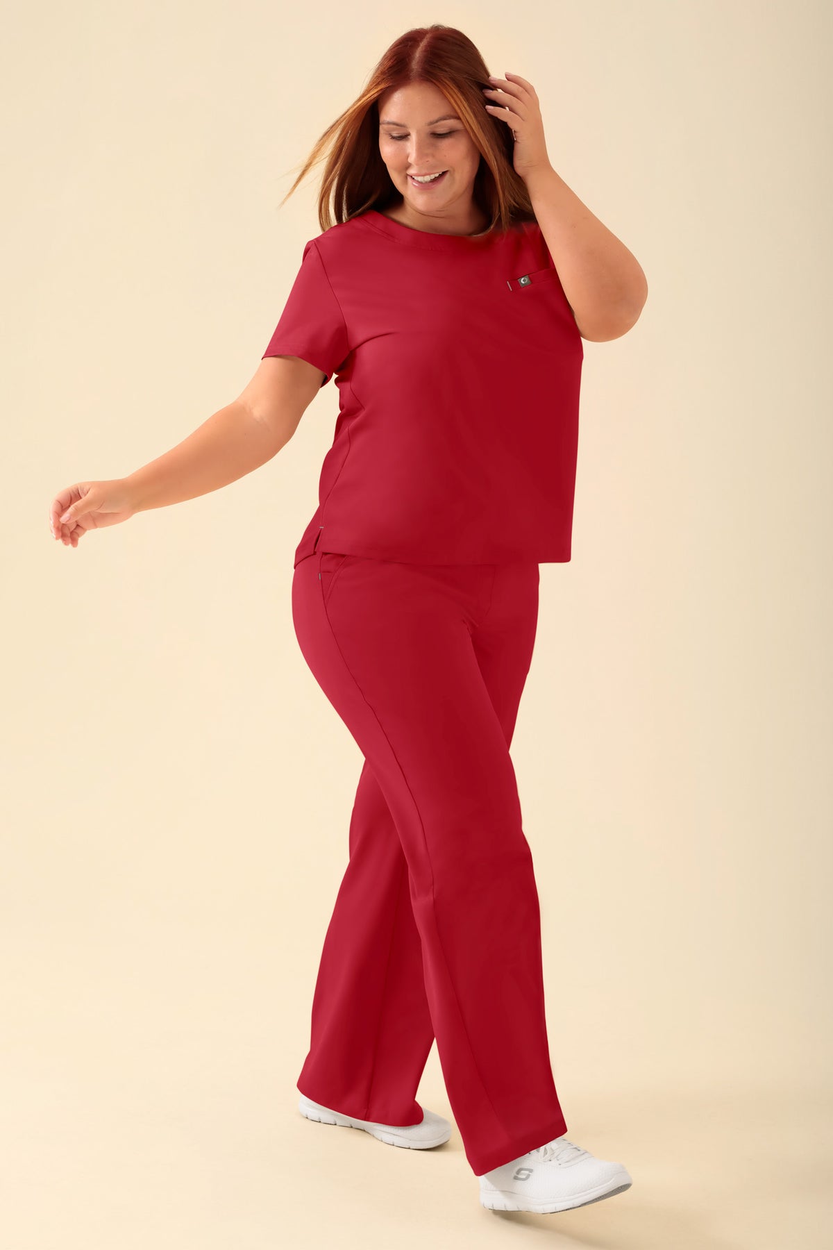 KAERE Shirt Damen - Rundhalsausschnitt rot, Vorderansicht Das Model ist 173 cm groß und trägt Grösse XL