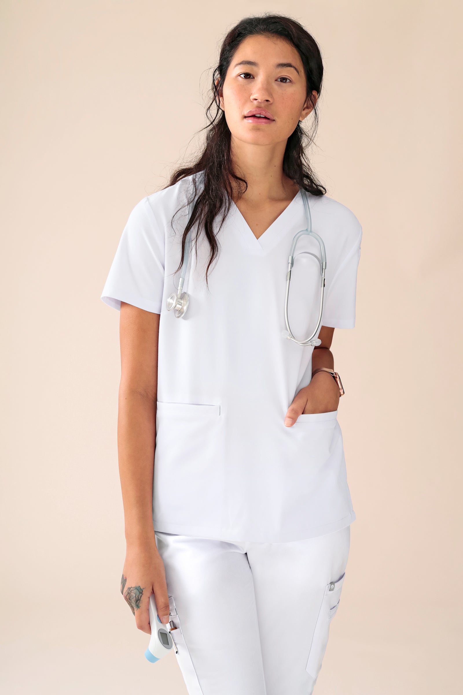 KAERE Schlupfkasack Damen - V-Ausschnitt weiss, Vue de face Le mannequin mesure 174 cm et porte la taille S