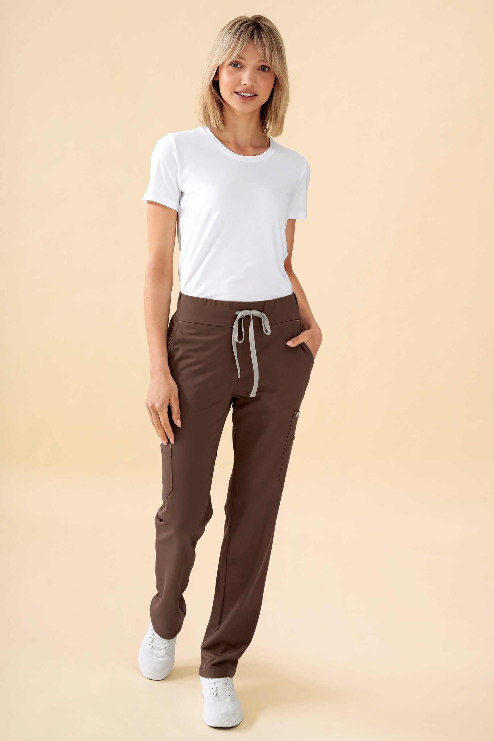 KAERE Hose Damen - gerader Saum mit Beintaschen coffee, Vue de face Le mannequin mesure 176 cm et porte la taille S