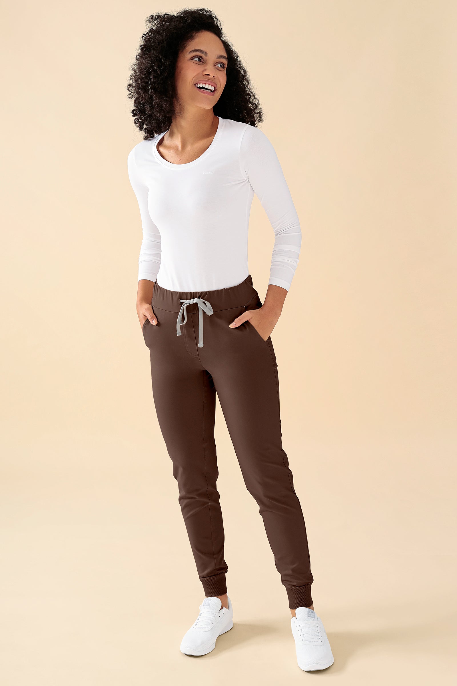 KAERE Hose Damen Normale Grösse - Saumabschluss mit Strickbund coffee, Vue de face Le mannequin mesure 176 cm et porte la taille S