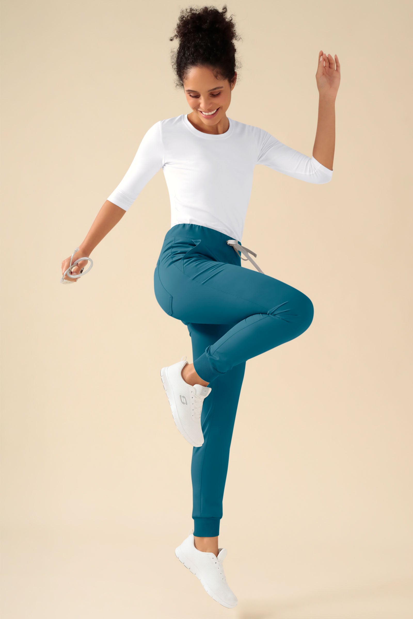 KAERE Hose Damen - Saumbündchen ohne Beintaschen petrol, Vorderansicht Das Model ist 176 cm groß und trägt Grösse S