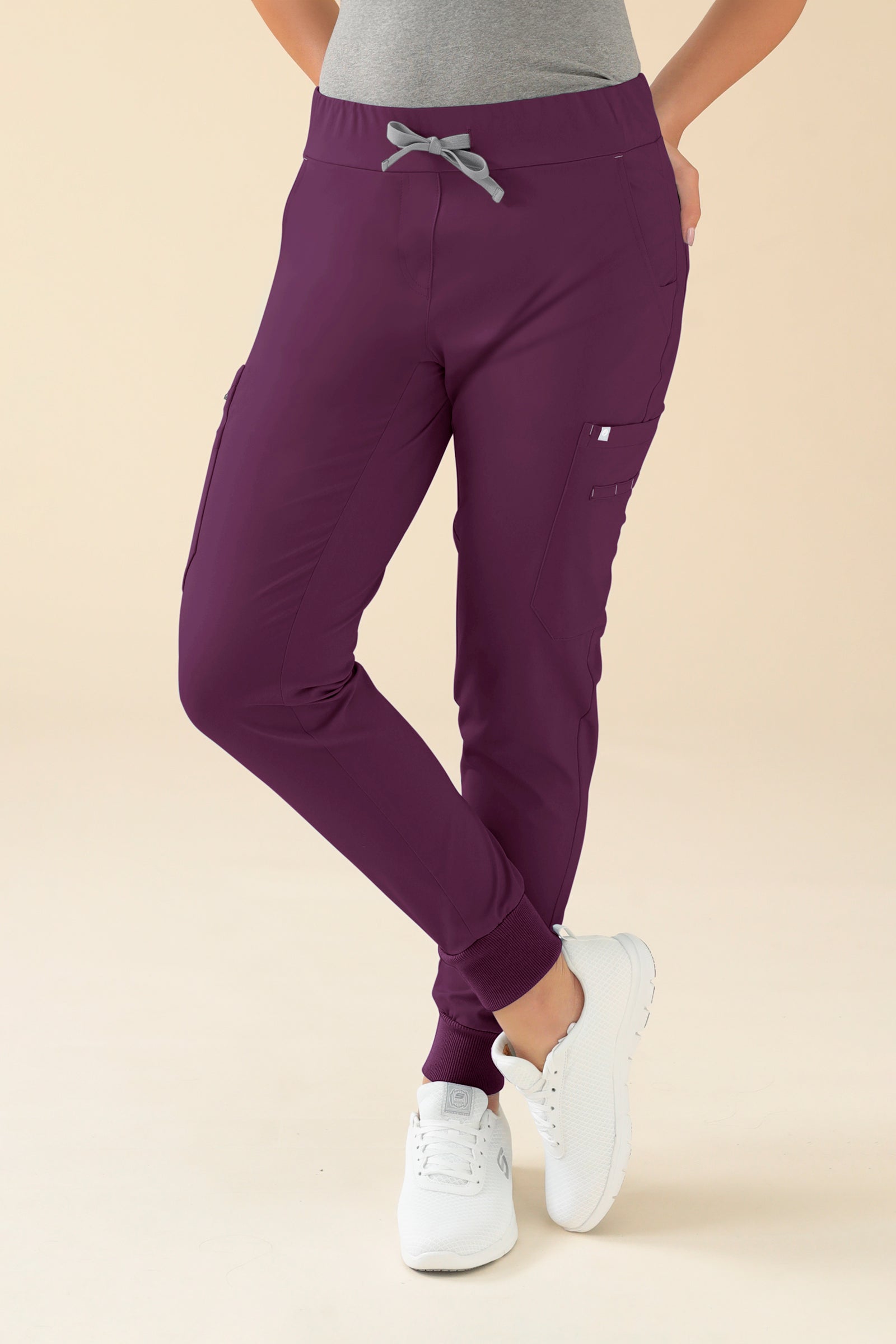 KAERE Hose Damen - Saumbündchen mit Beintaschen pflaume, Vorderansicht Das Model ist 176 cm groß und trägt Grösse S