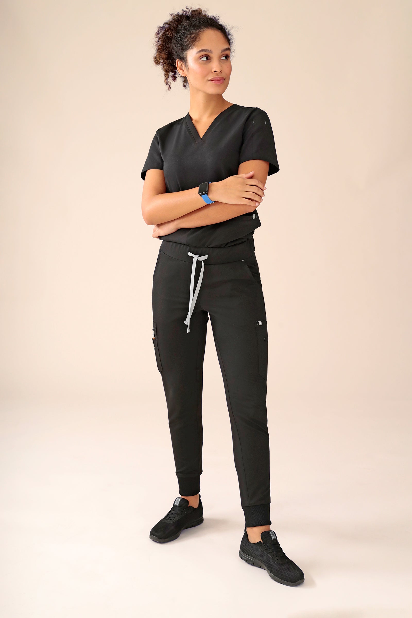 KAERE Hose Damen - Saumbündchen mit Beintaschen schwarz, Vue de face Le mannequin mesure 176 cm et porte la taille S