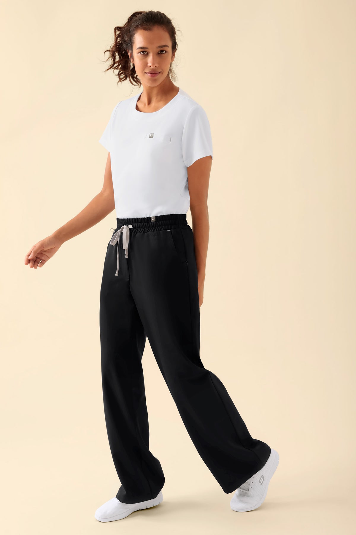 KAERE Hose Damen - weites Bein schwarz, Vue de face Le mannequin mesure 176 cm et porte la taille S