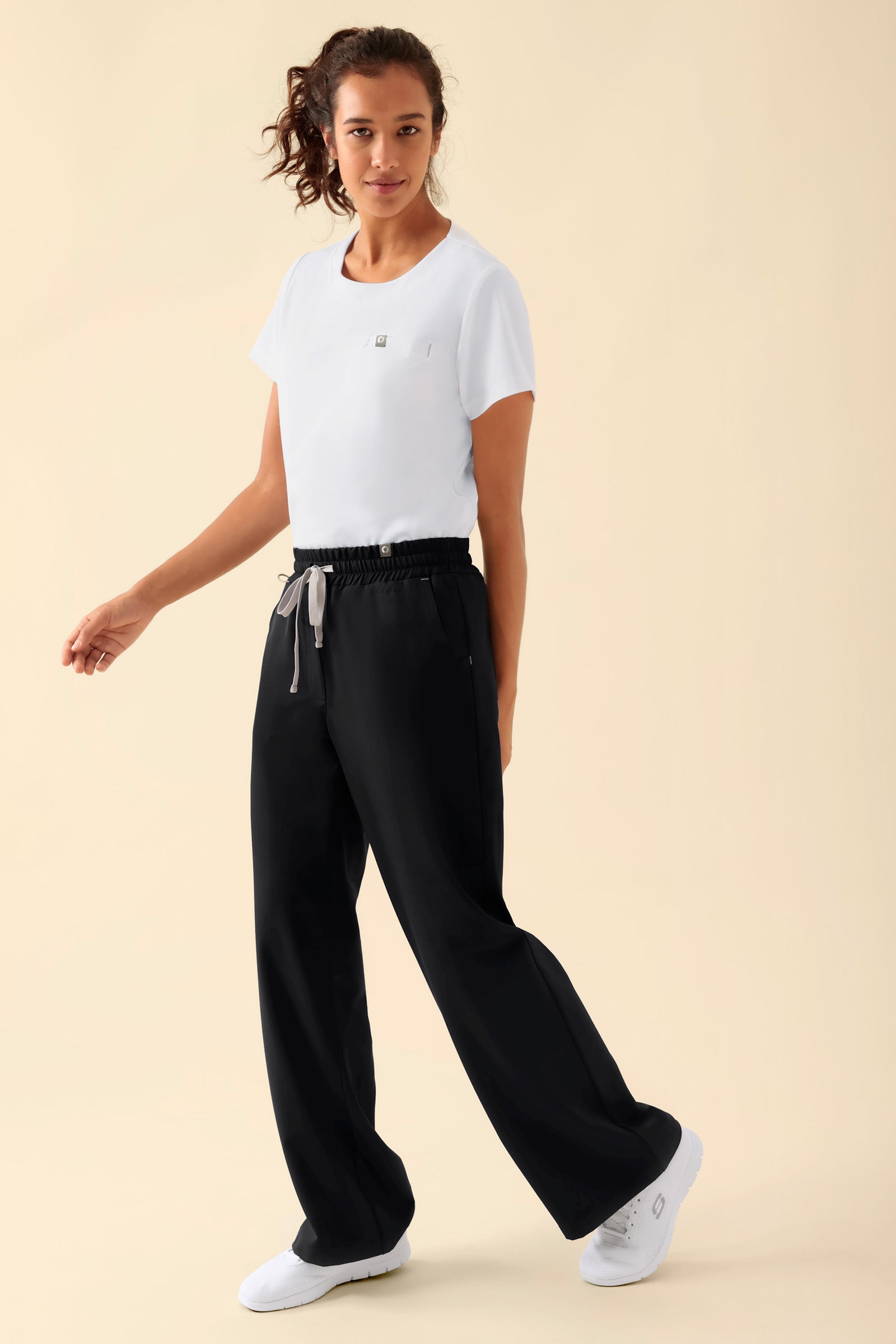 KAERE Hose Damen - weites Bein schwarz, Vue de face Le mannequin mesure 176 cm et porte la taille S