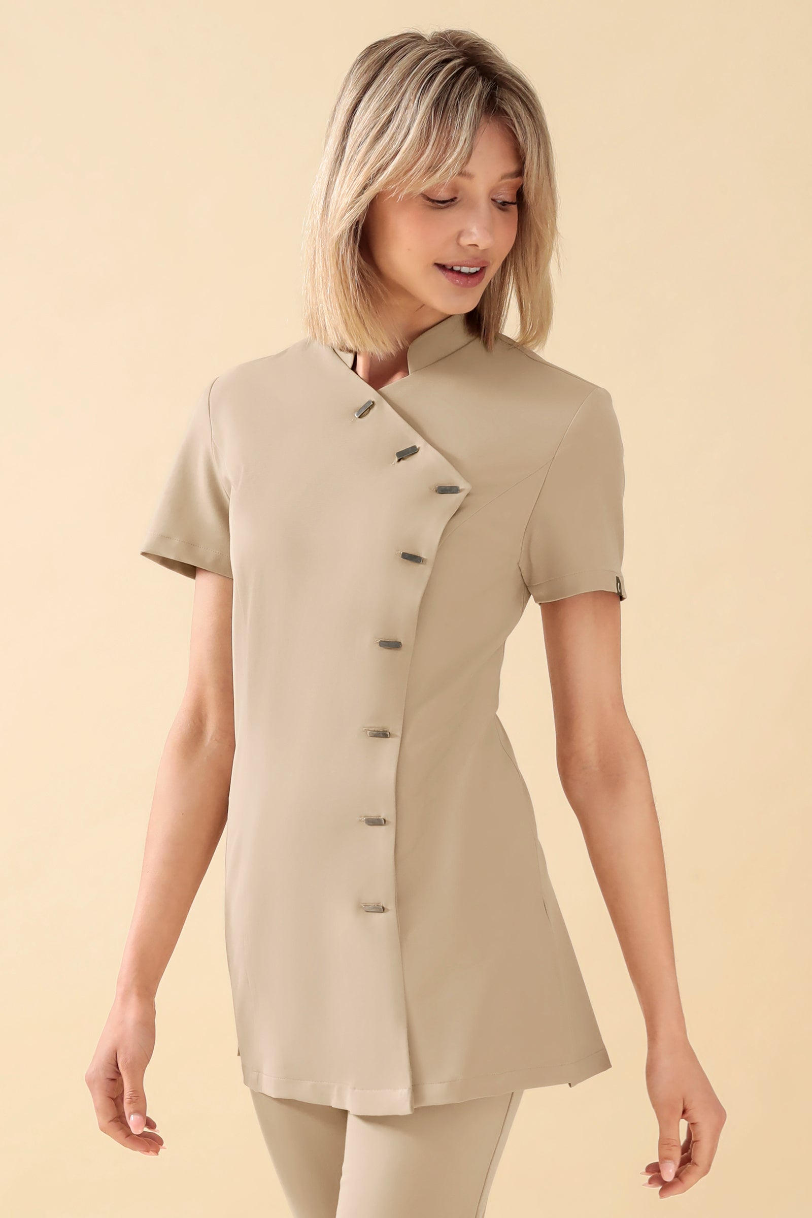 KAERE Kasack Damen - asymmetrische Knopfleiste sand