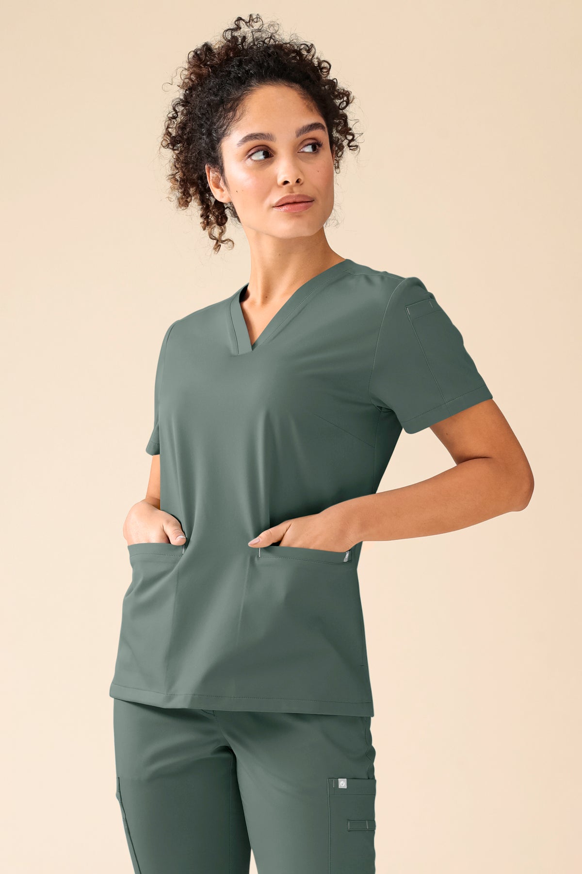 KAERE Schlupfkasack Damen - V-Ausschnitt dunkelgrün, Vue de face Le mannequin mesure 176 cm et porte la taille S