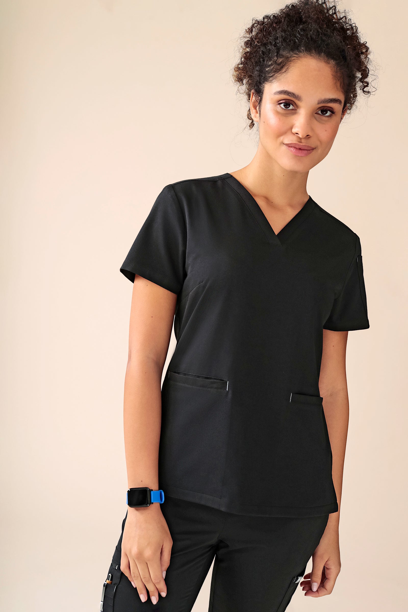 KAERE Schlupfkasack Damen - V-Ausschnitt schwarz, Vue de face Le mannequin mesure 176 cm et porte la taille S