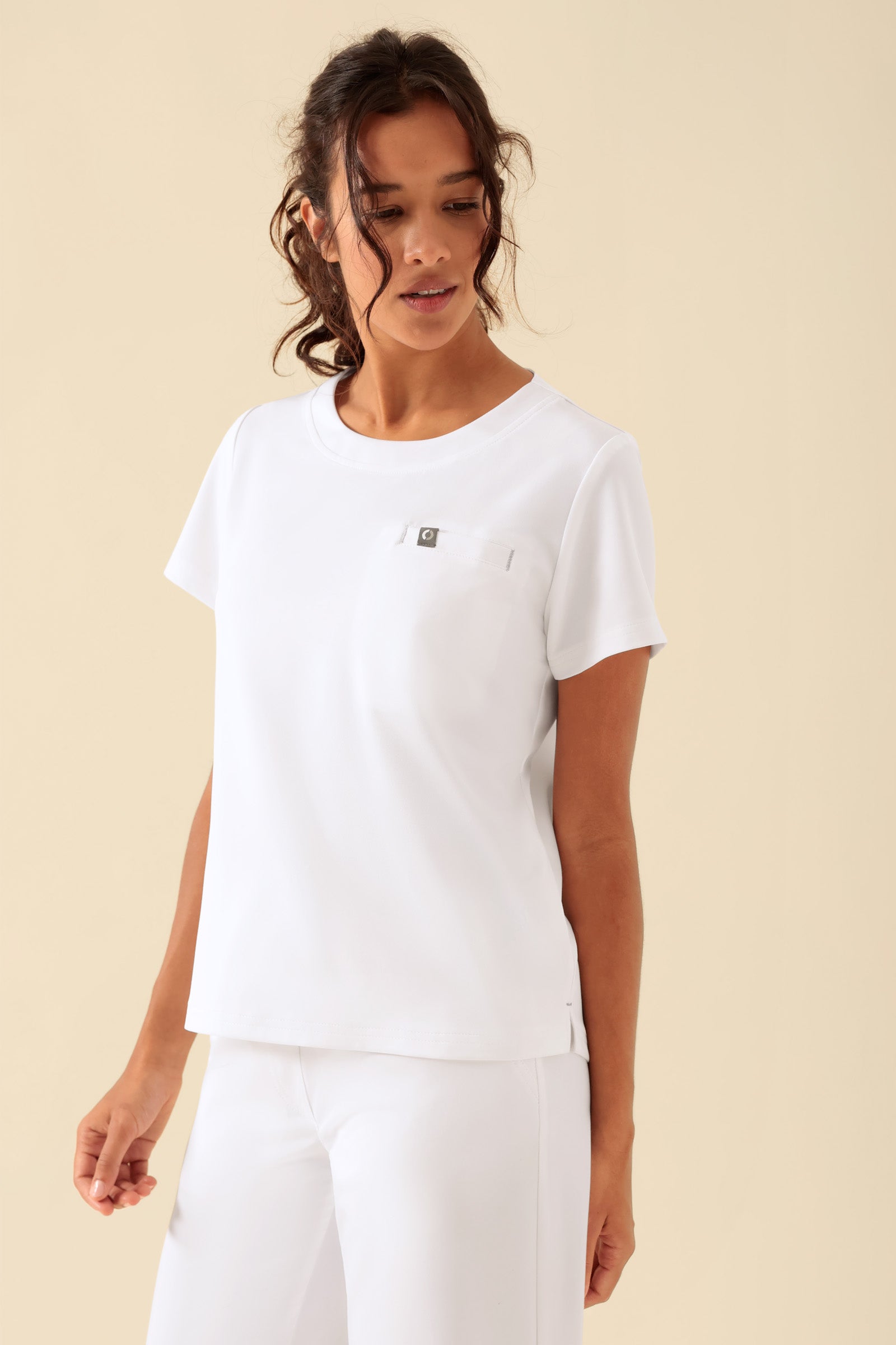 KAERE Shirt Damen - Rundhalsausschnitt weiss, Vue de face Le mannequin mesure 176 cm et porte la taille S