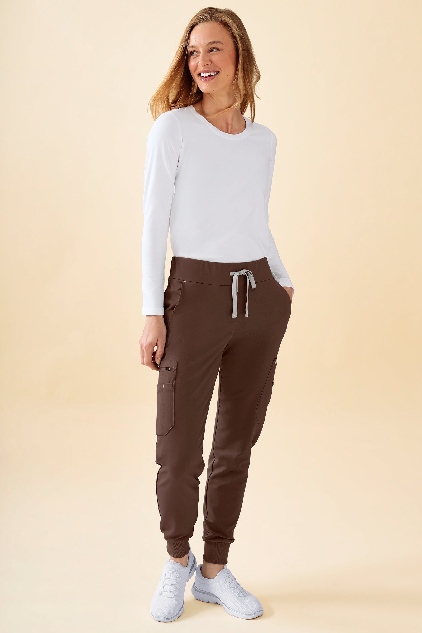 KAERE Hose Damen - Saumbündchen mit Beintaschen coffee, Vorderansicht Das Model ist 177 cm groß und trägt Grösse S