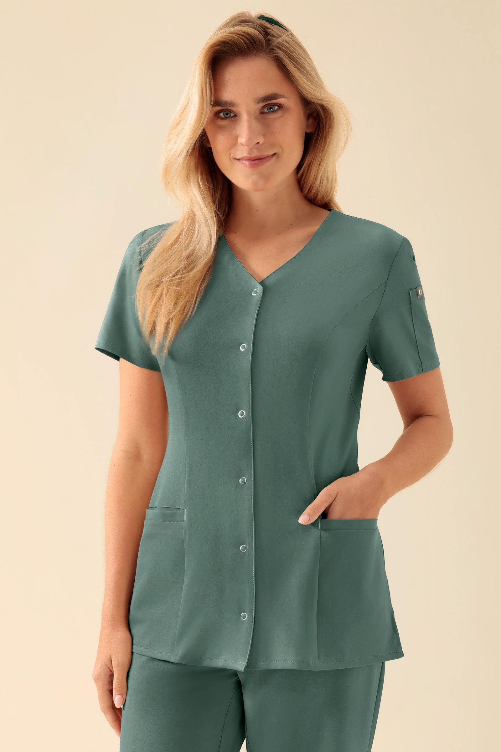 KAERE Kasack Damen - durchgeknöpft dunkelgrün, Vorderansicht Das Model ist 177 cm groß und trägt Grösse S