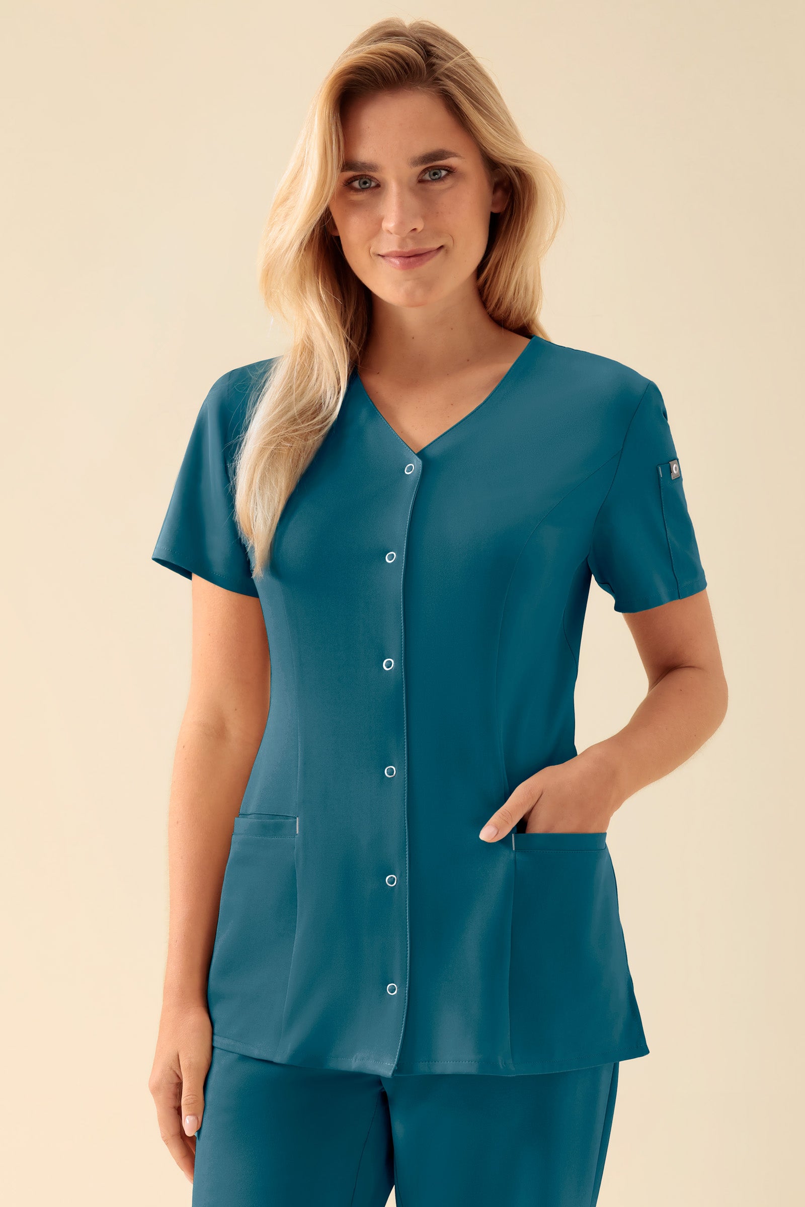 KAERE Kasack Damen - durchgeknöpft petrol, Vue de face Le mannequin mesure 177 cm et porte la taille S