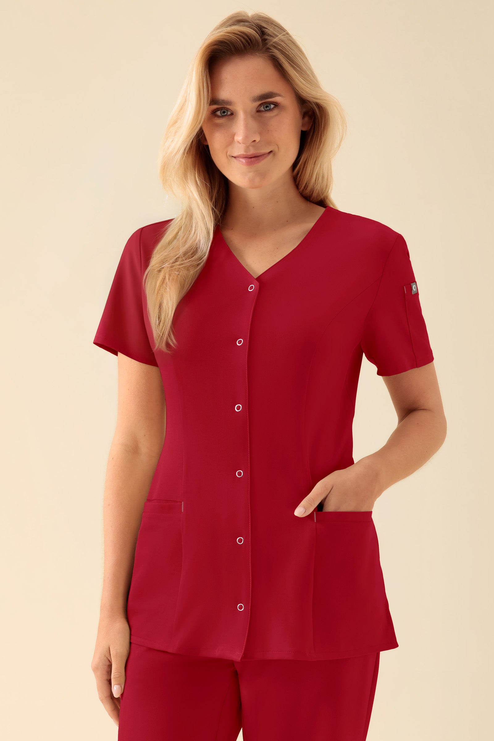 KAERE Kasack Damen - durchgeknöpft rot, Vue de face Le mannequin mesure 177 cm et porte la taille S