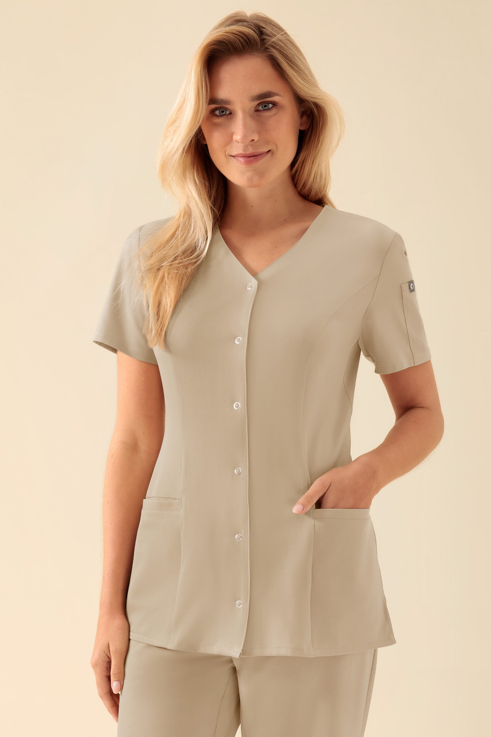 KAERE Kasack Damen - durchgeknöpft sand, Vue de face Le mannequin mesure 177 cm et porte la taille S