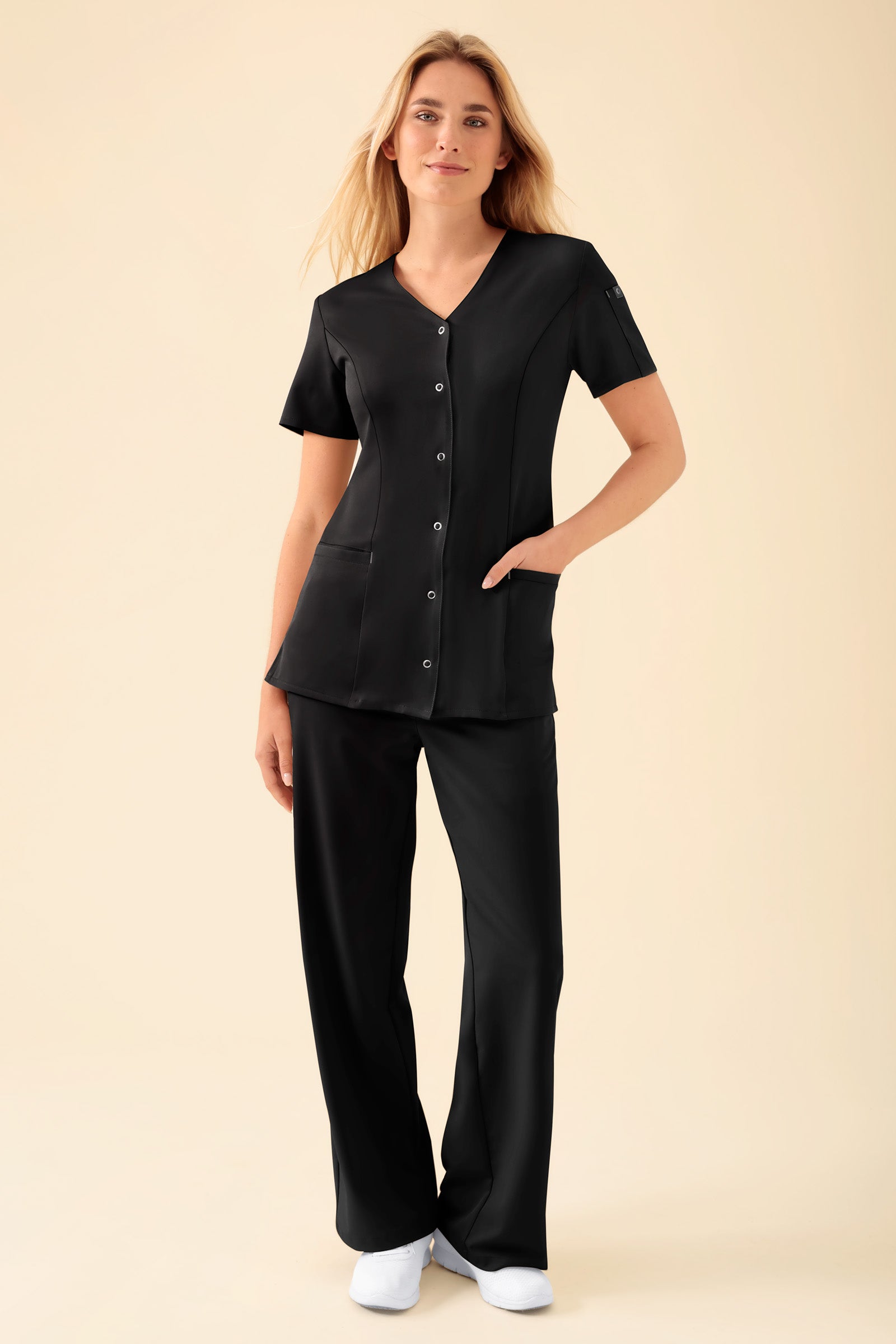 KAERE Kasack Damen - durchgeknöpft schwarz, Vue de face Le mannequin mesure 177 cm et porte la taille S