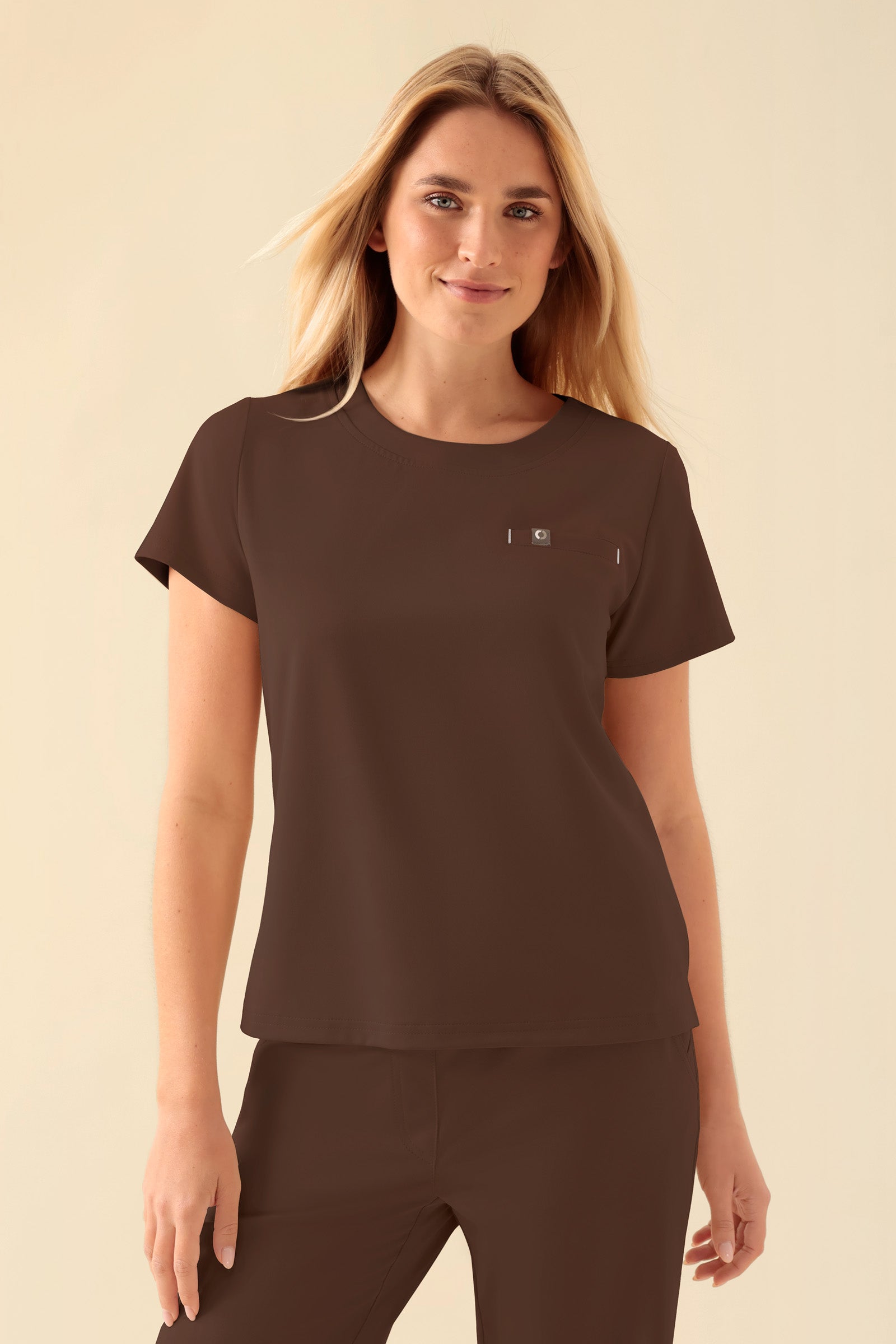KAERE Shirt Damen - Rundhalsausschnitt coffee, Vue de face Le mannequin mesure 177 cm et porte la taille S